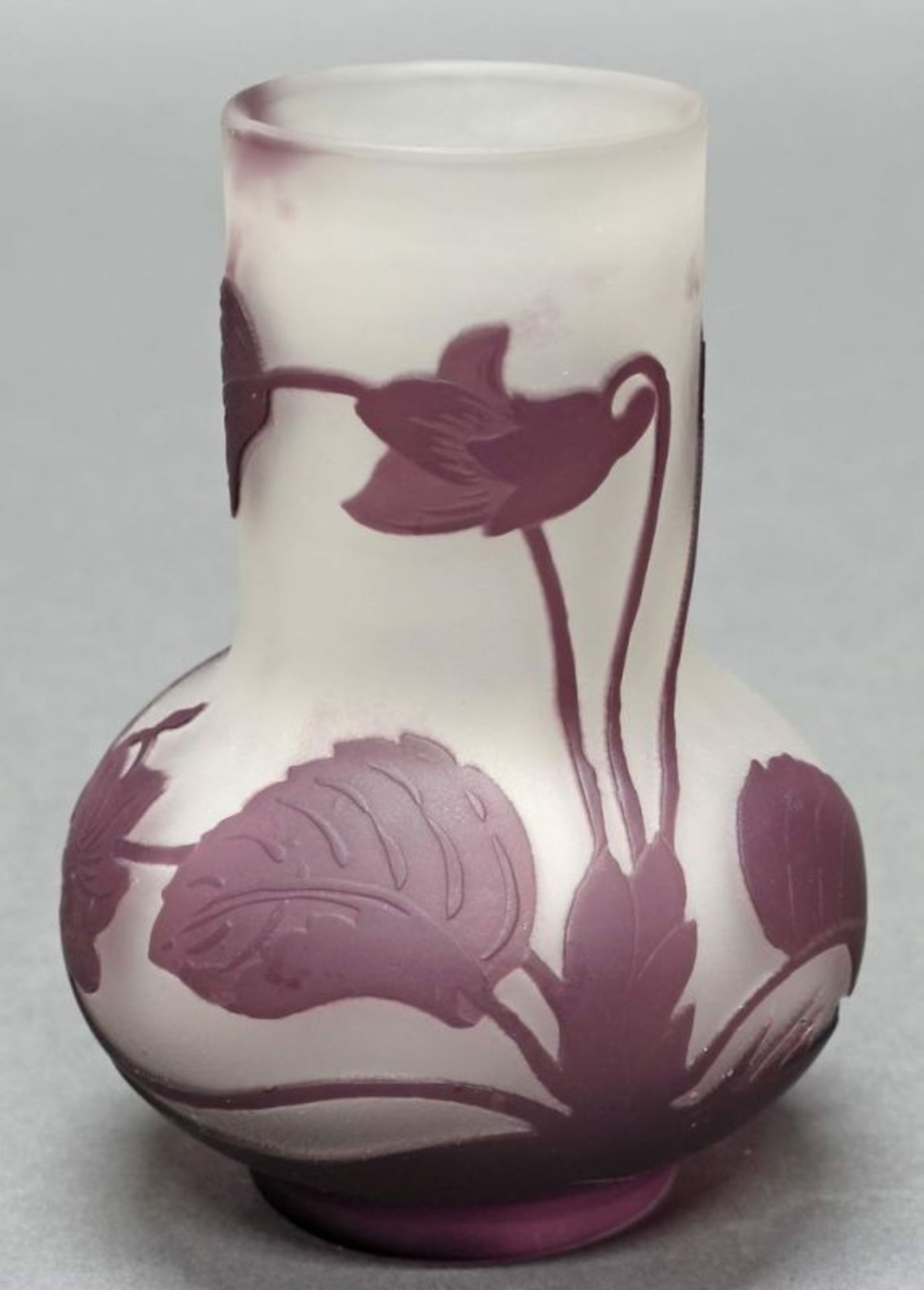 Vase, Emile Gallé, 1904-1906, Glas, violetter Überfangdekor mit Veilchen auf matt-weißem Fond,