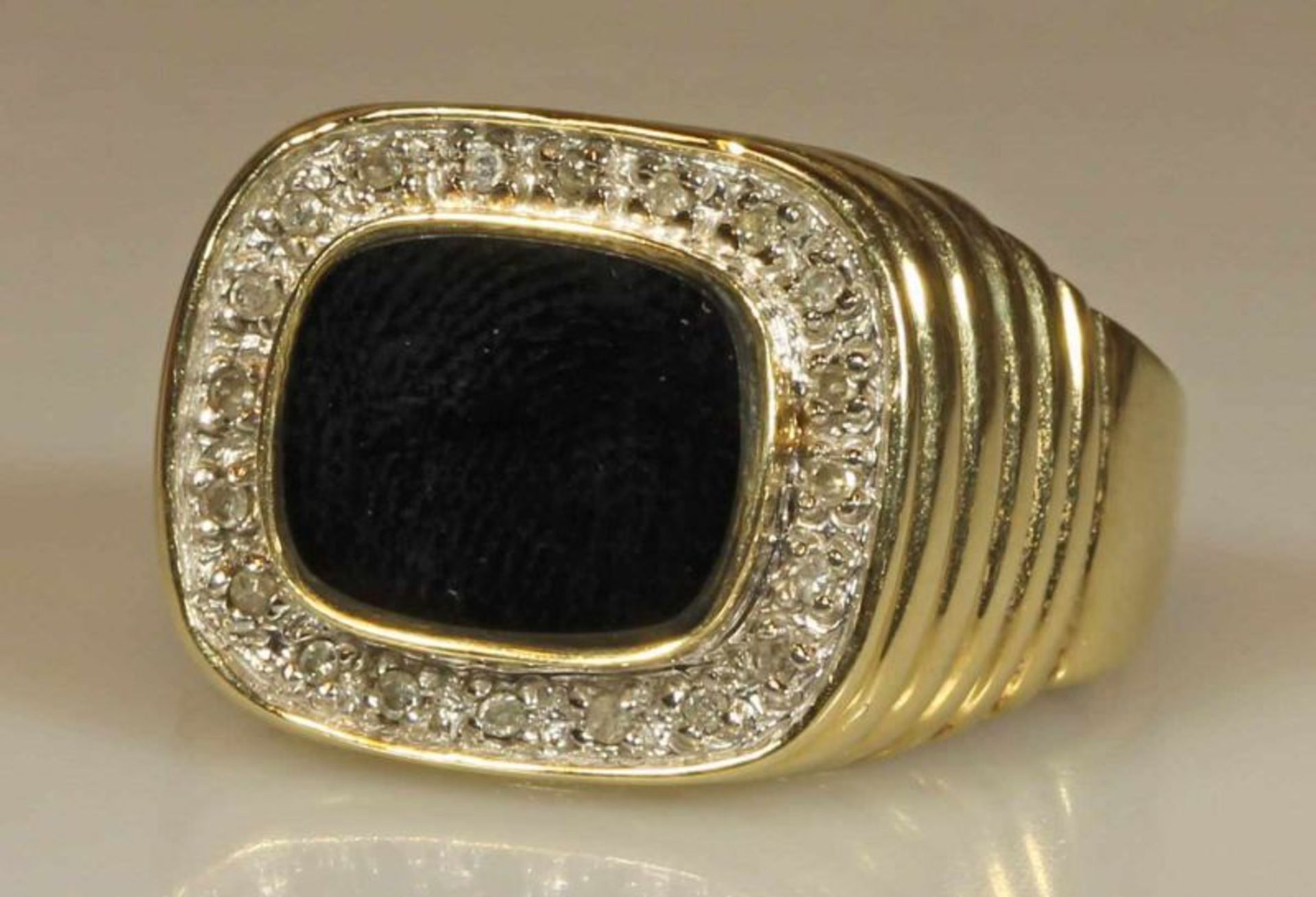 Ring, GG, gepunzt 10 K, Onyx, Diamantbesatz, 6 g, RM 20 20.00 % buyer's premium on the hammer