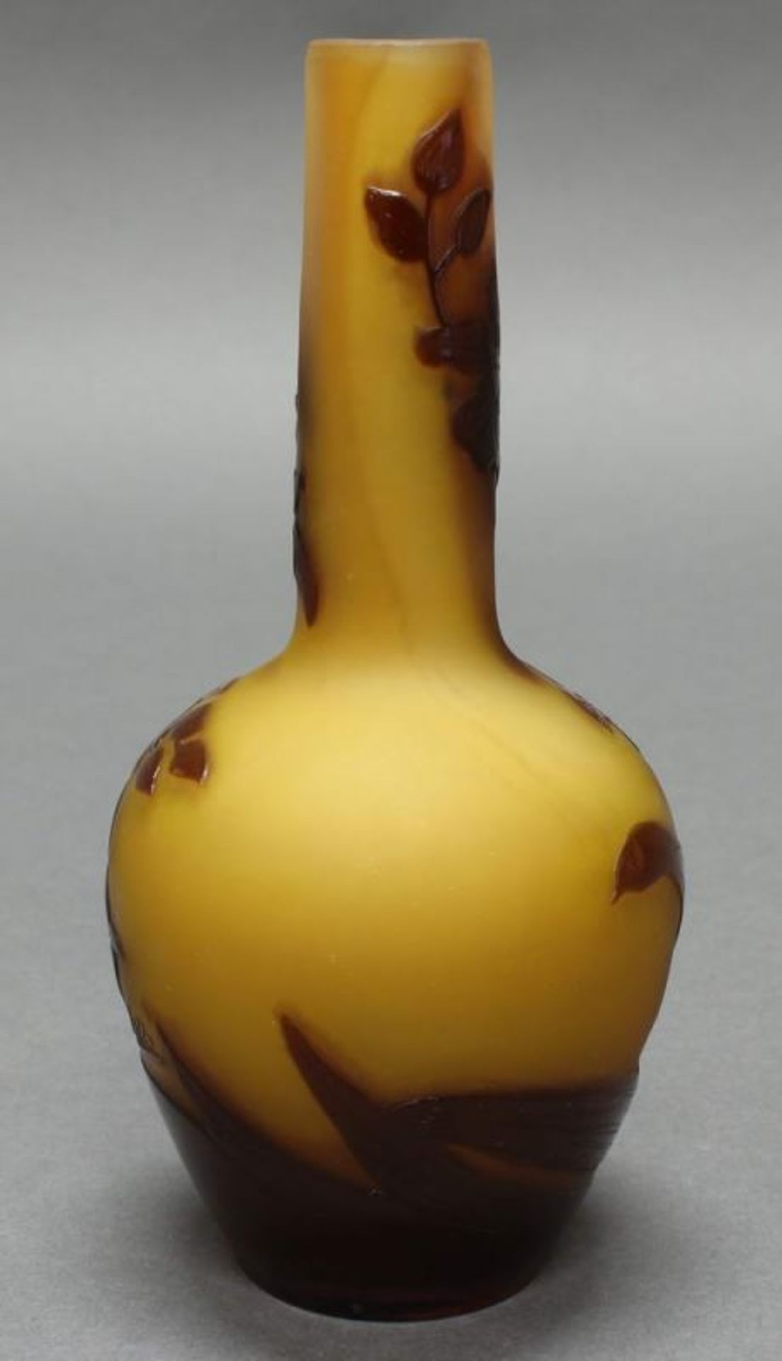 Vase, Emile Gallé, 1902-1903, Glas, brauner Überfangdekor mit Veilchen auf matt-honigfarbenem - Image 2 of 4