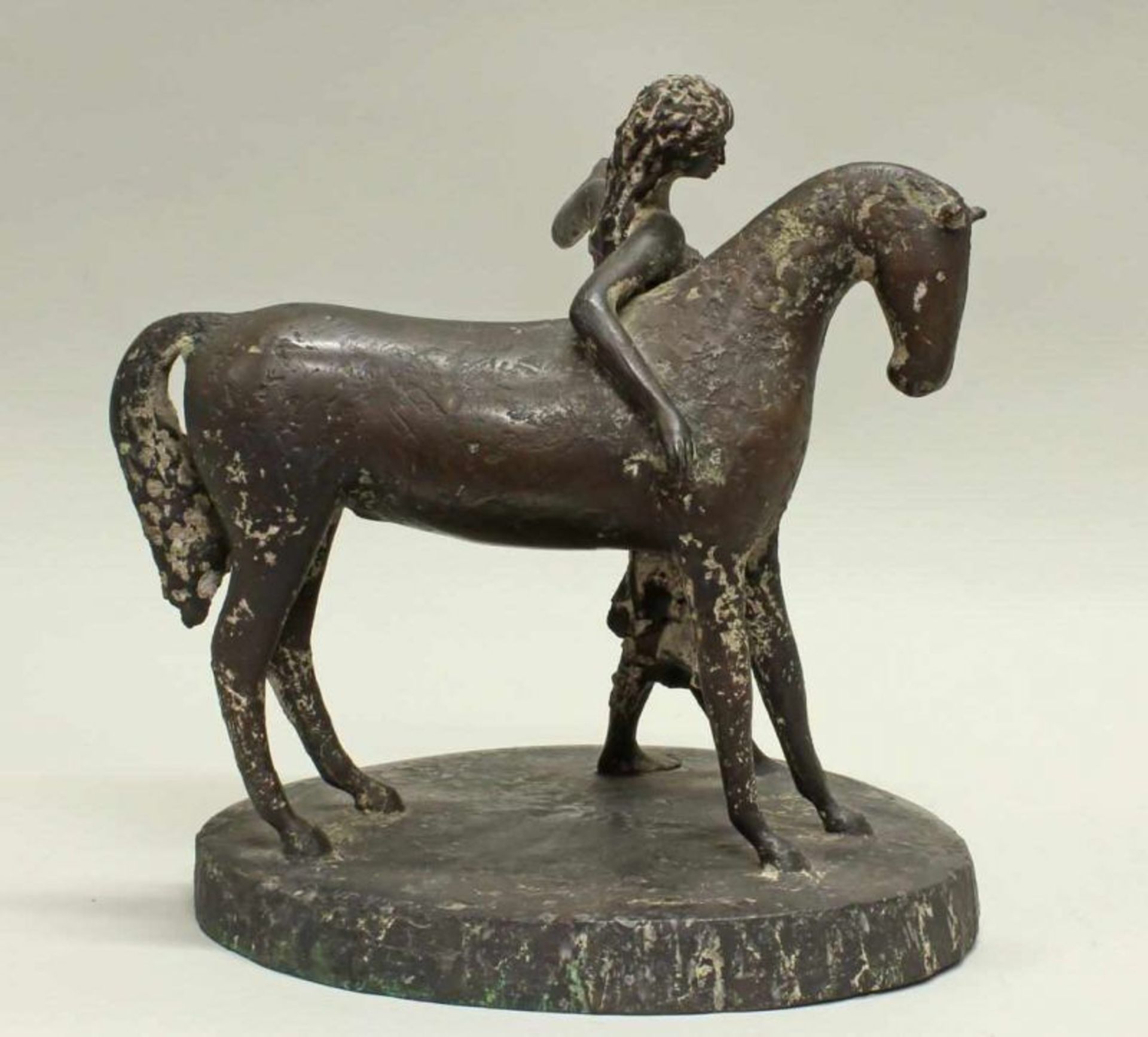 Bronze, "Mädchen mit Pferd", auf dem Sockel undeutlich bezeichnet WR oder NP (?) 75, 29 cm hoch 20. - Image 3 of 4