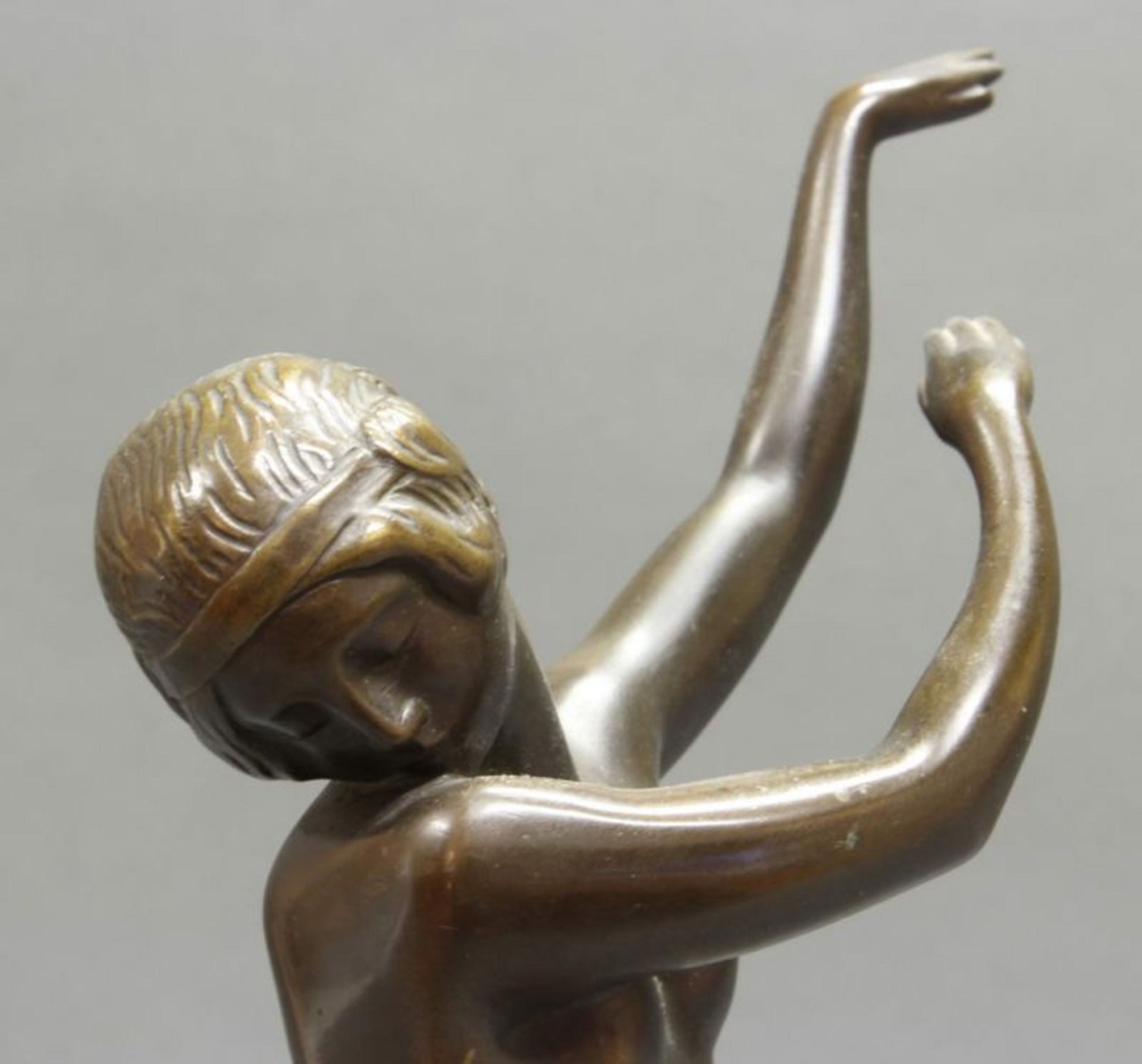 Bronze, braun patiniert, "Tänzerin", auf der Plinthe bezeichnet Lissy Eckart, auf Steinsockel, 32 cm - Image 2 of 5