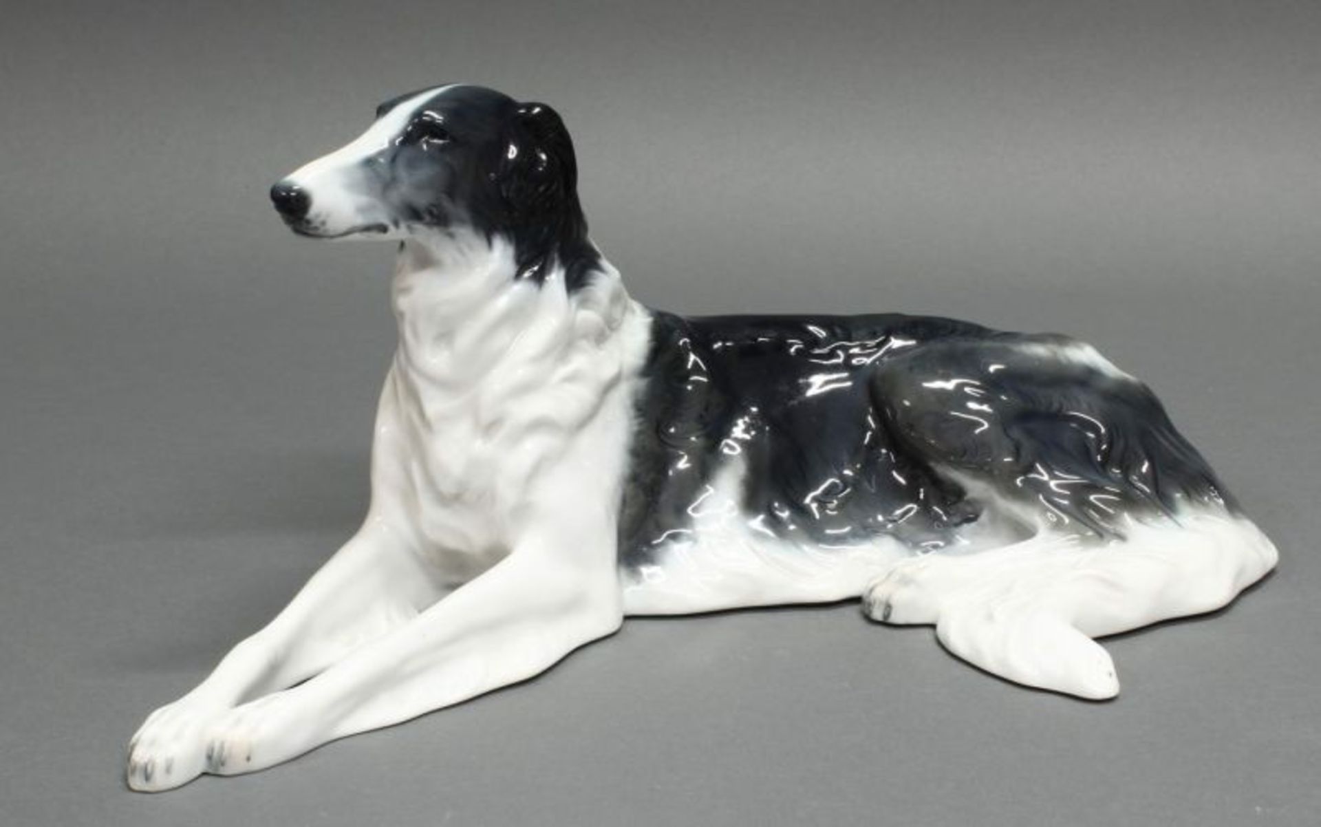 Porzellanfigur, "Liegender Windhund", Rosenthal, Selb Bavaria, Modellnummer K 200/2, polychrom,
