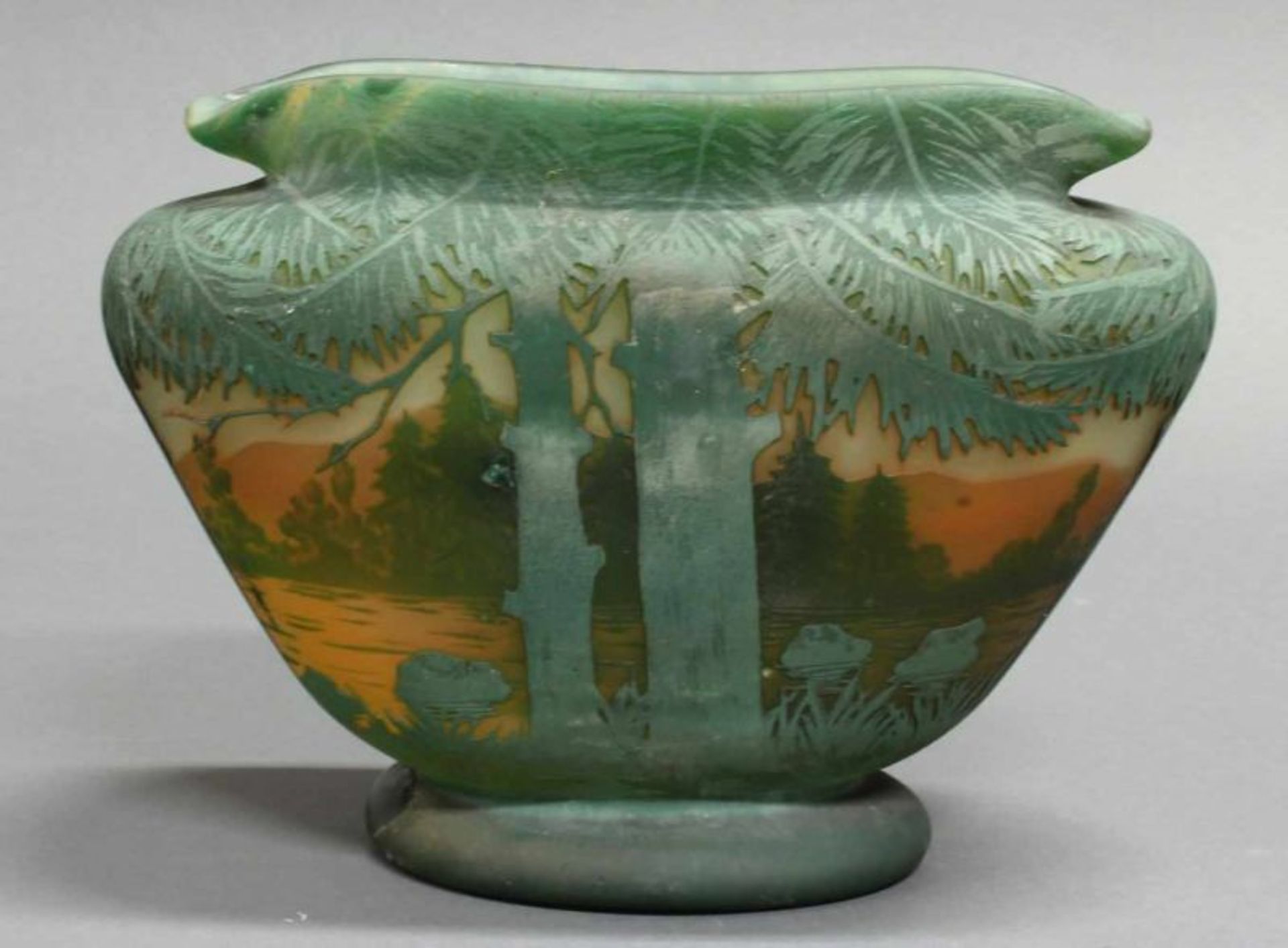Vase, 20. Jh., Glas, grüner Überfangdekor mit baumbestandener Flußlandschaft, ungemarkt, 14.8 cm - Image 2 of 4