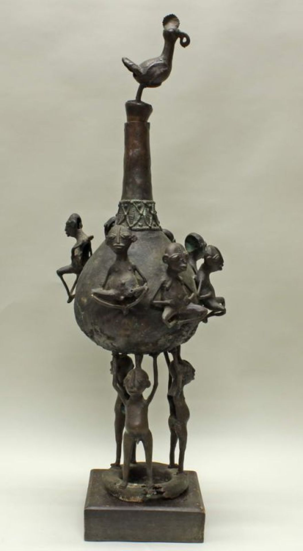 Großes Gefäß, Bronze, Afrika, Flaschenform, Wandung besetzt mit acht männlichen und weiblichen - Image 2 of 4