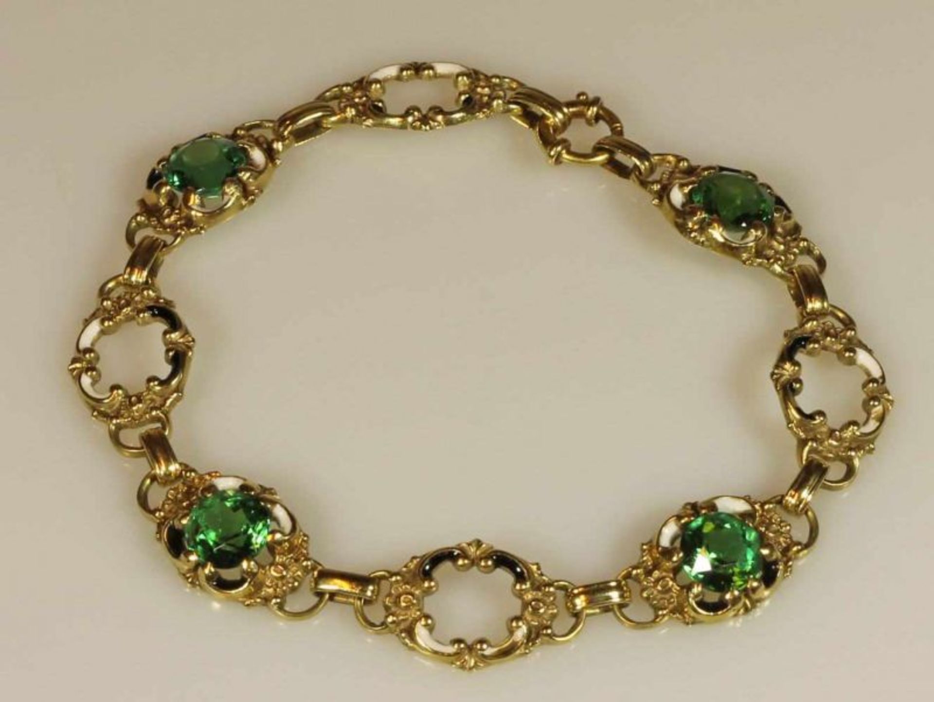 Schmuckset: Collier, Armband, Brosche, Ring, Ende 19. Jh., GG 585, teilemailliert, 15 runde bzw. - Image 3 of 4