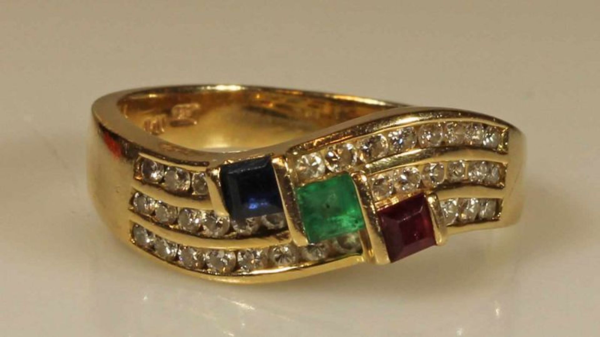 Ring, GG 585, 1 Smaragd, 1 Saphir, 1 Rubin, alle quadratisch facettiert, 34 Besatz-Brillanten, 4