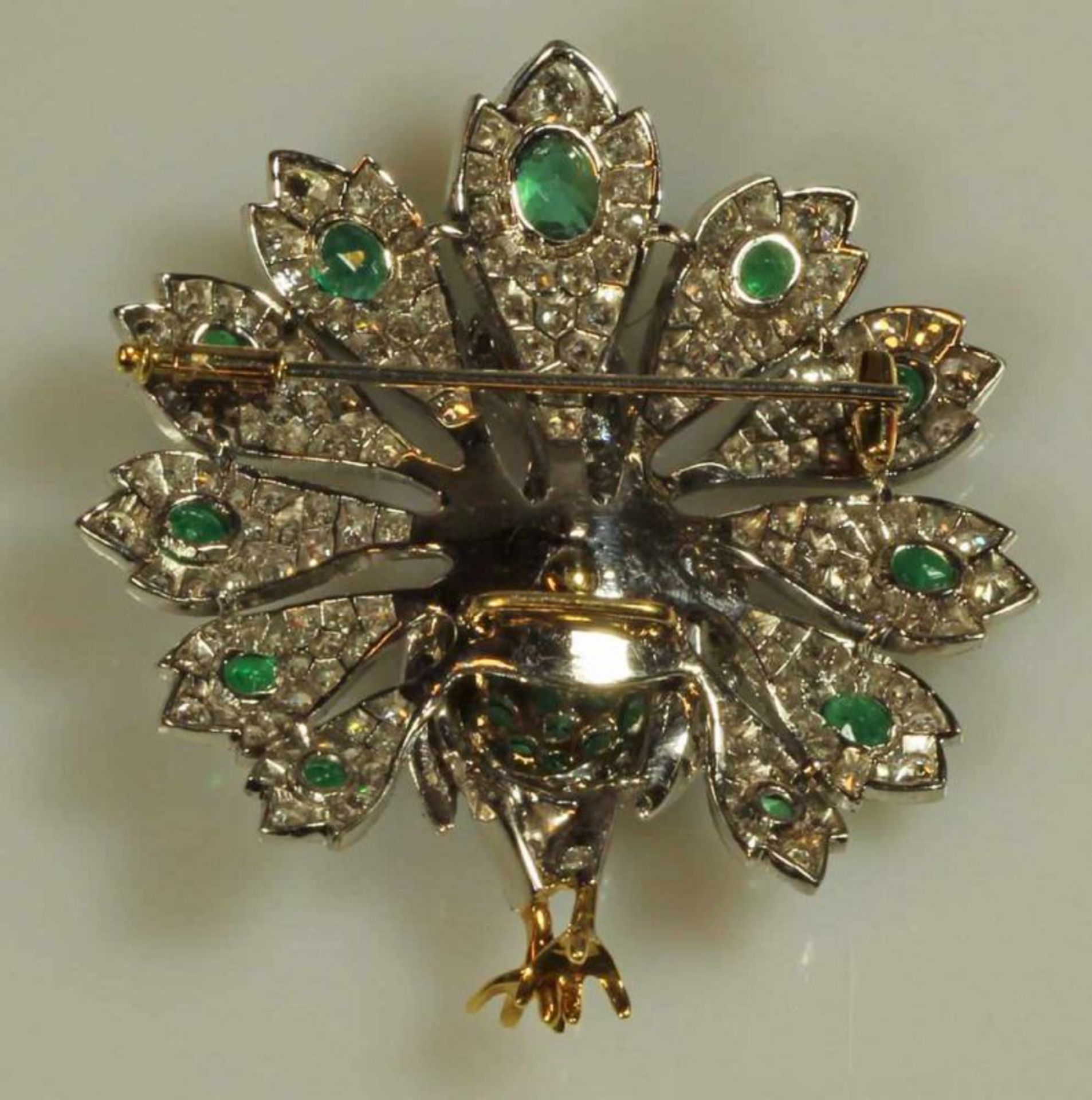 Anhänger/Brosche, "Pfau", feine Juwelierarbeit, Platin 950/Gold, 10 Brillanten und 261 Diamanten - Bild 2 aus 2