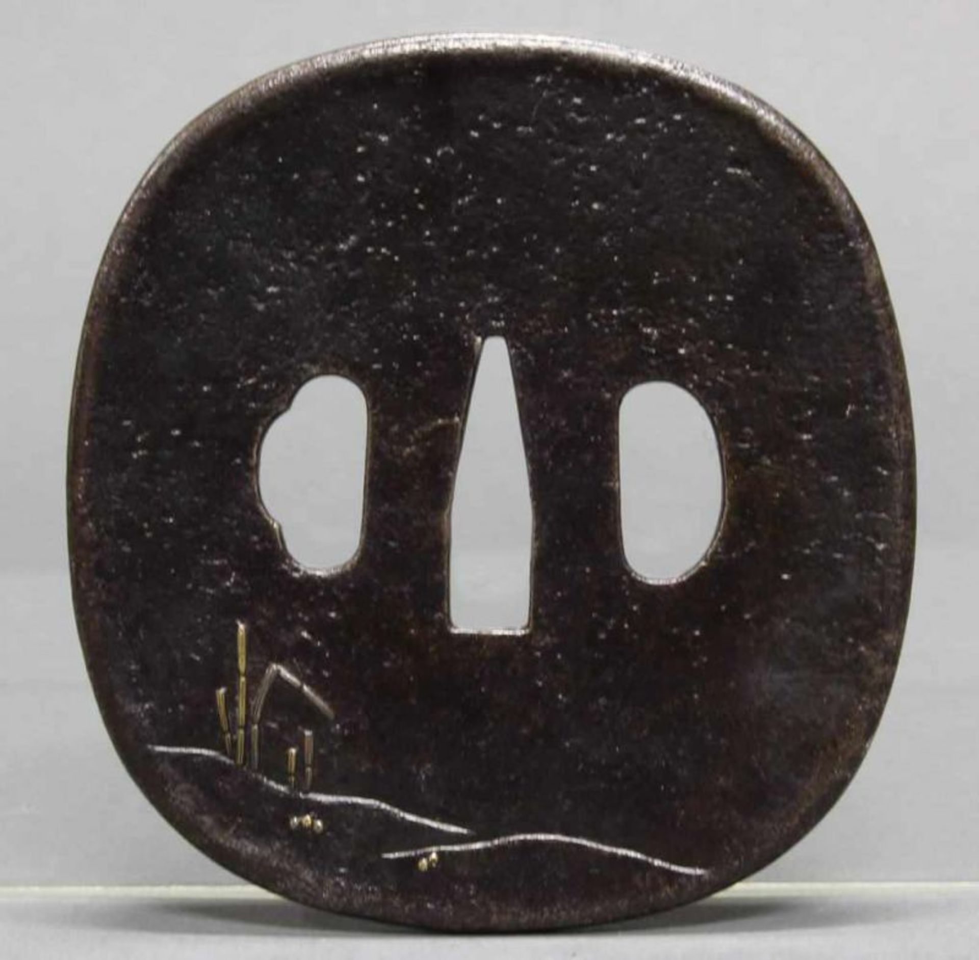 Tsuba, Japan, 19. Jh., Eisen, oval, im Relief zwei Hasen vor Mond, Metalleinlagen, 8.7 x 8.2 cm, - Image 2 of 2