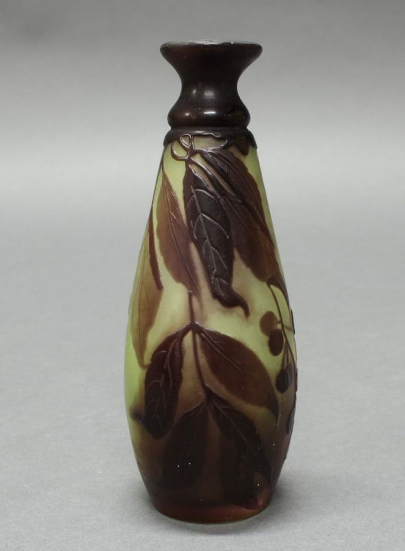 Vase, Emile Gallé, um 1902, Glas, brauner Überfangdekor mit Vogelbeeren auf gelblichem Grund,