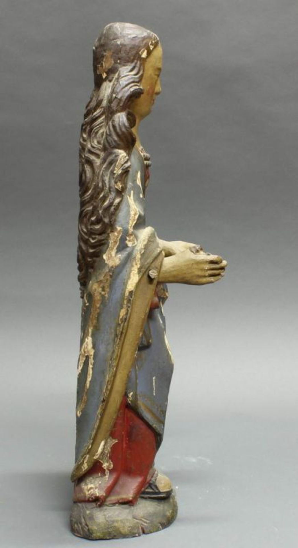 Skulptur, Holz geschnitzt, "Muttergottes", Nussbaum, Anfang 16. Jh., 60 cm hoch, mit Fassung des 19. - Image 5 of 5