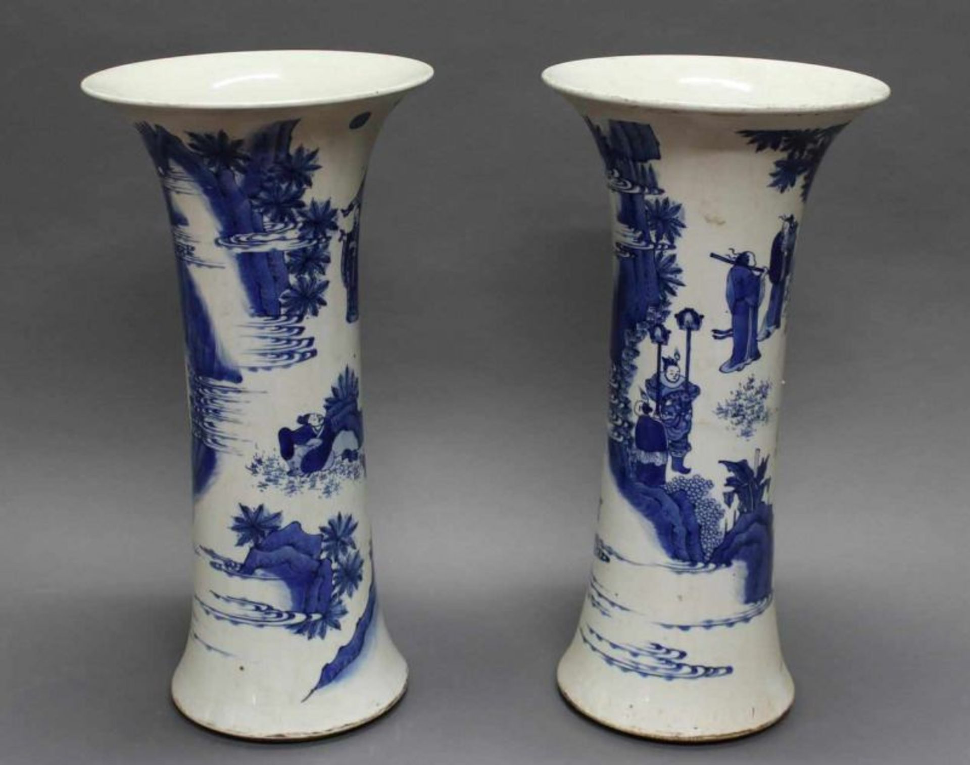 Paar großer Flötenvasen, China, 20. Jh., Porzellan, blaue Personen- und Landschaftsdarstellungen, 48