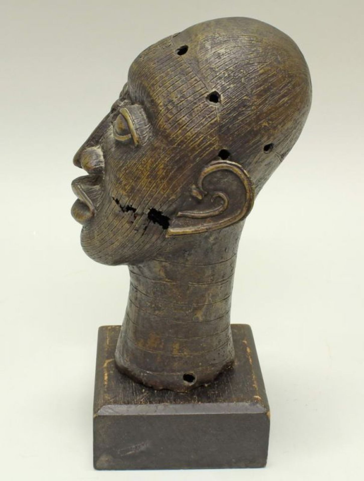 Kopf, Bronze, Benin, Afrika, auf Holzsockel, 23 cm bzw. 28 cm. Provenienz: Rheinische Privatsammlung - Image 2 of 5