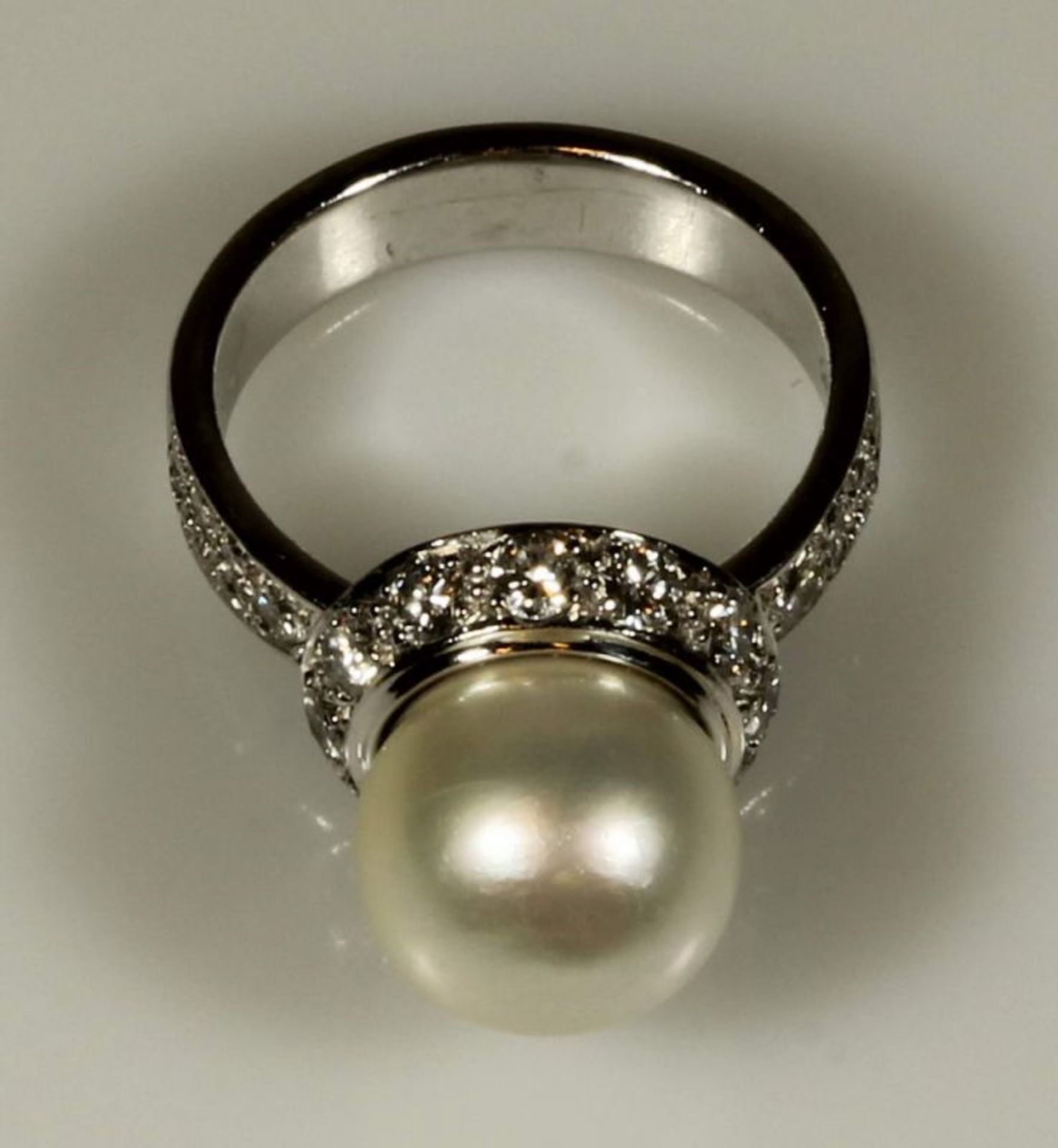 Ring, WG 585, 1 Südsee-Zuchtperle ca. 11.2 mm, 26 Brillanten zus. ca. 0.90 ct., alle etwa fw-w/