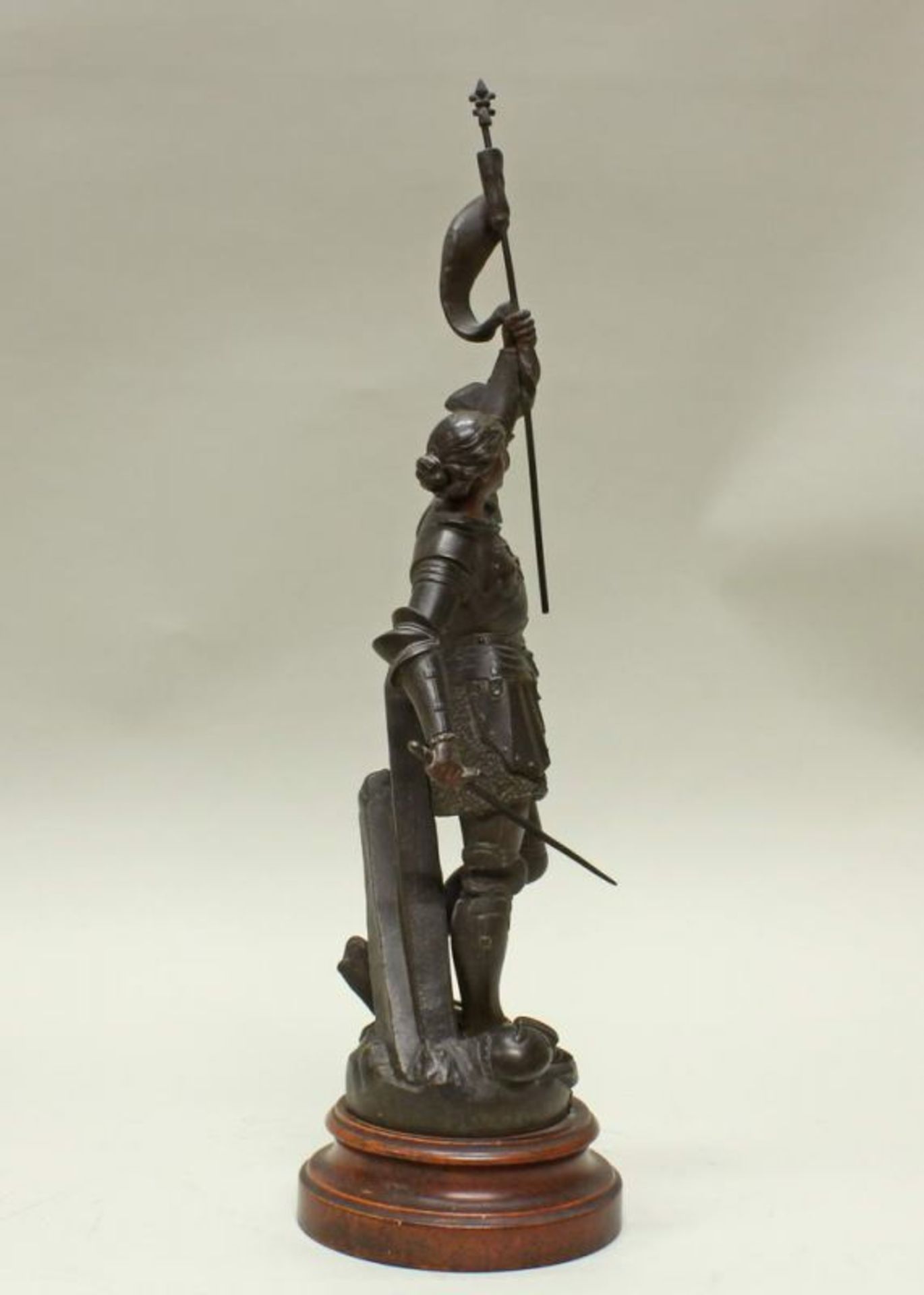 Plastik, Metall, "Jeanne d'Arc", bezeichnet nach Berthox, auf Holzsockel, 50 cm bzw. 54 cm hoc 20.00 - Image 5 of 5