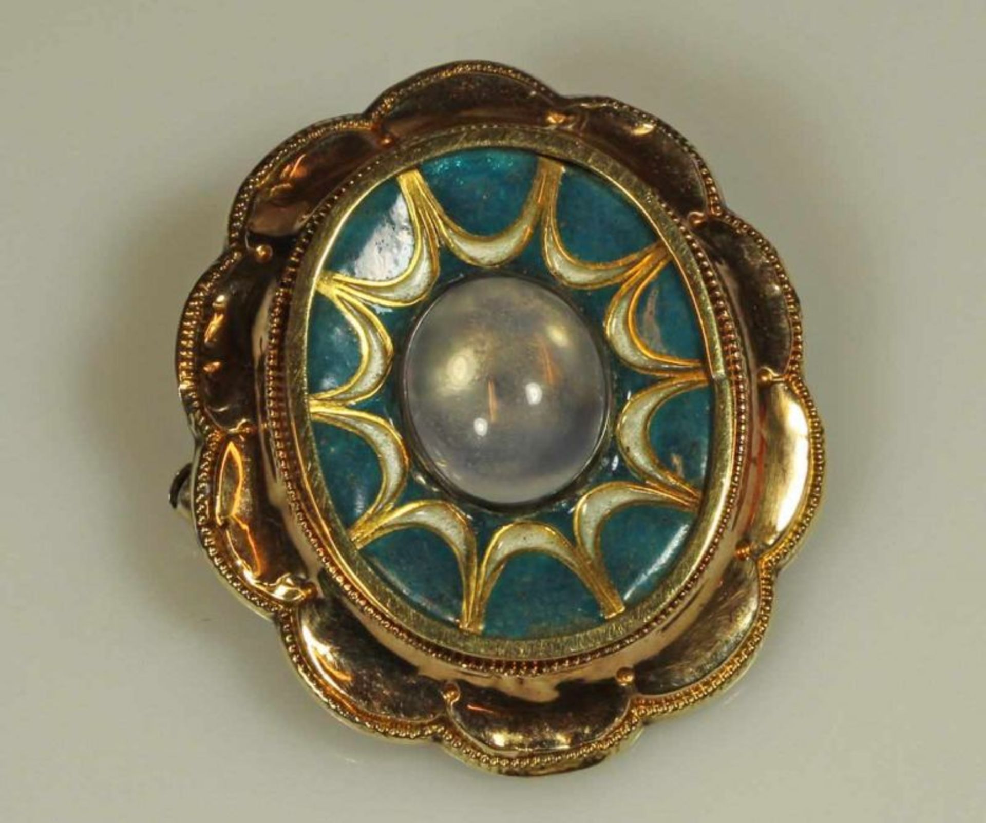 Brosche, Biedermeier, um 1830, Schaumgold, emailliert, Mondstein-Cabochon, Rand mit Tragespuren 20.