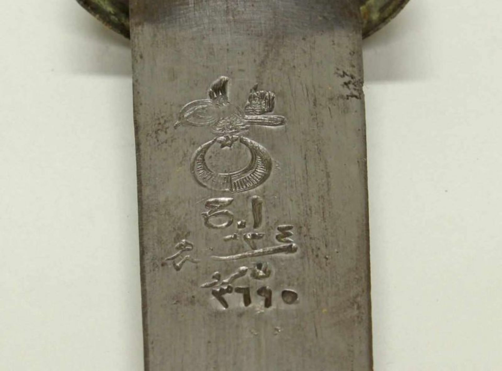 Messer, in Scheide, orientalisch, Klinge mit Schriftzeichen, 36 cm lang, Scheide beschädigt 20. - Image 3 of 3