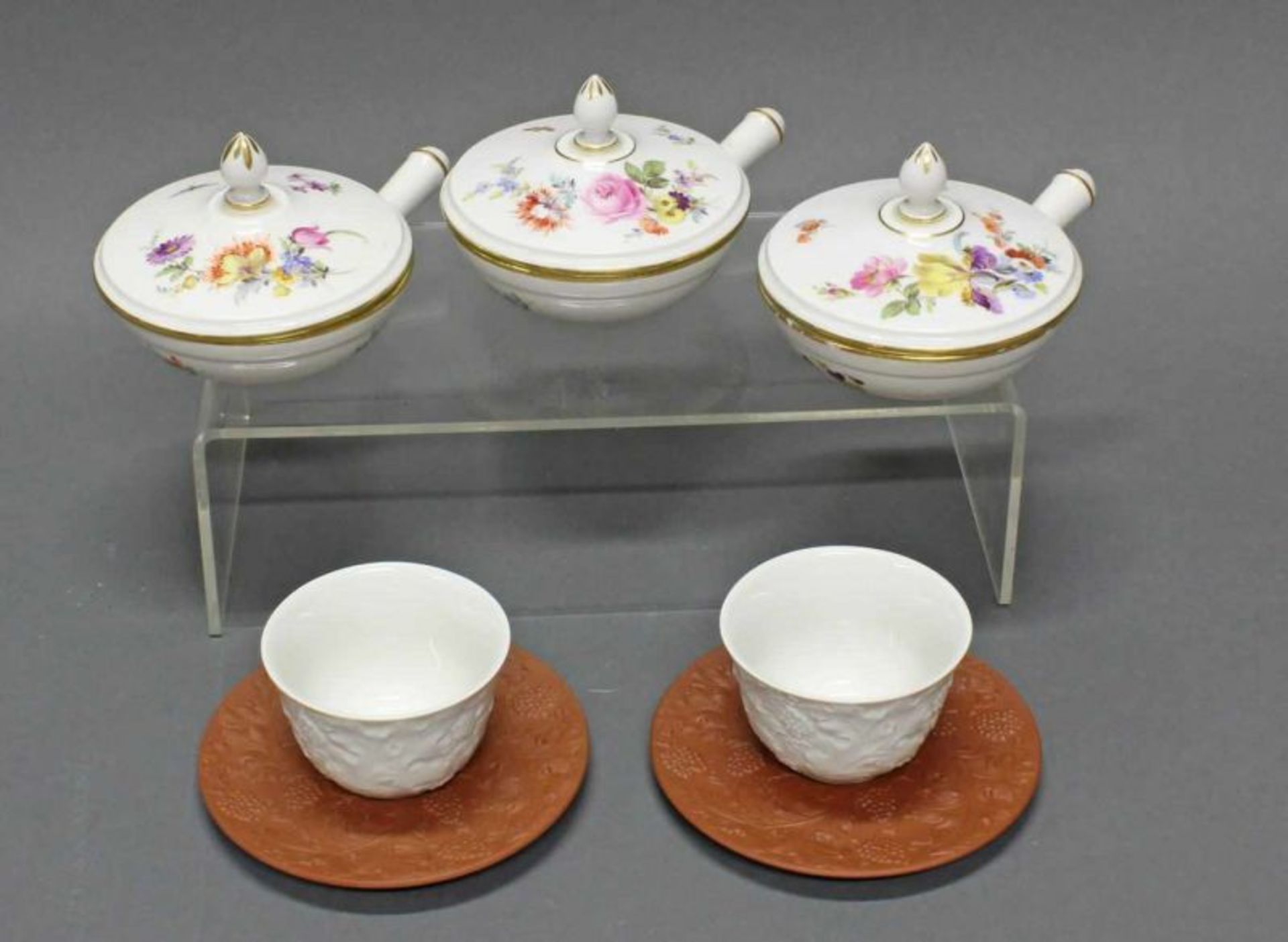 3 Deckelpfännchen, Meissen, Schwertermarke, 1850-1924, 1. Wahl, bunte Blumen und Insekten, 7 cm