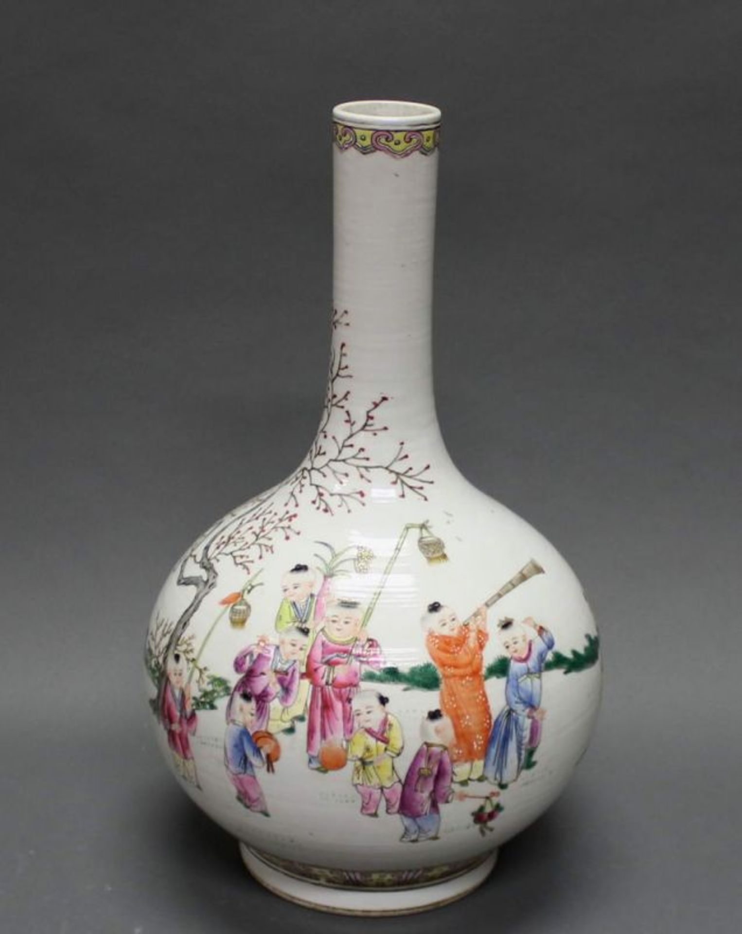 Flaschenhals-Vase, China, 20. Jh., Porzellan, polychrome Darstellungen spielender und