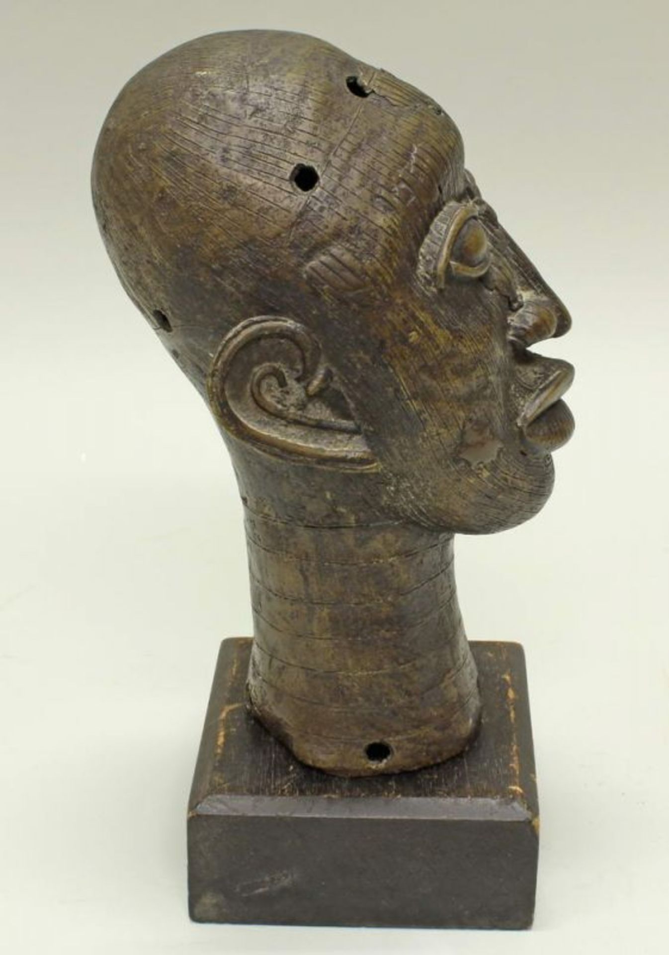 Kopf, Bronze, Benin, Afrika, auf Holzsockel, 23 cm bzw. 28 cm. Provenienz: Rheinische Privatsammlung - Image 4 of 5