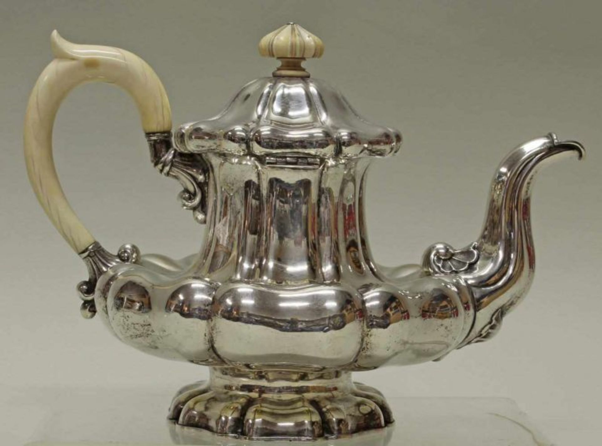 Teekanne, Silber 13-lötig, gebuckelte Form, Henkel und Knauf aus Elfenbein, 17.5 cm hoch, ca. 555 - Image 2 of 3