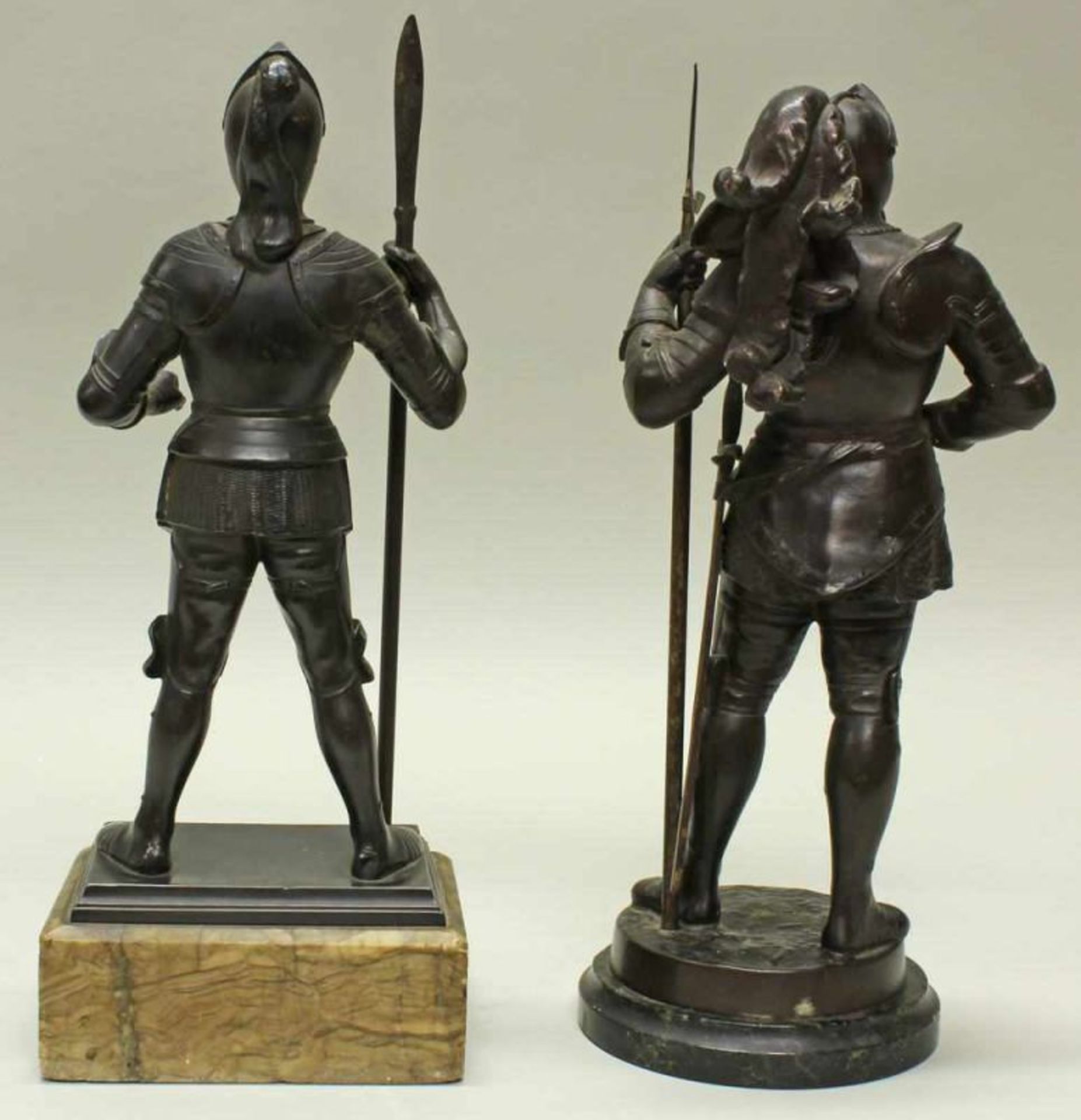 2 Metallfiguren, schwarz patiniert, "Soldaten in Rüstung", jeweils auf Steinsockeln, Gesamthöhe - Image 2 of 2