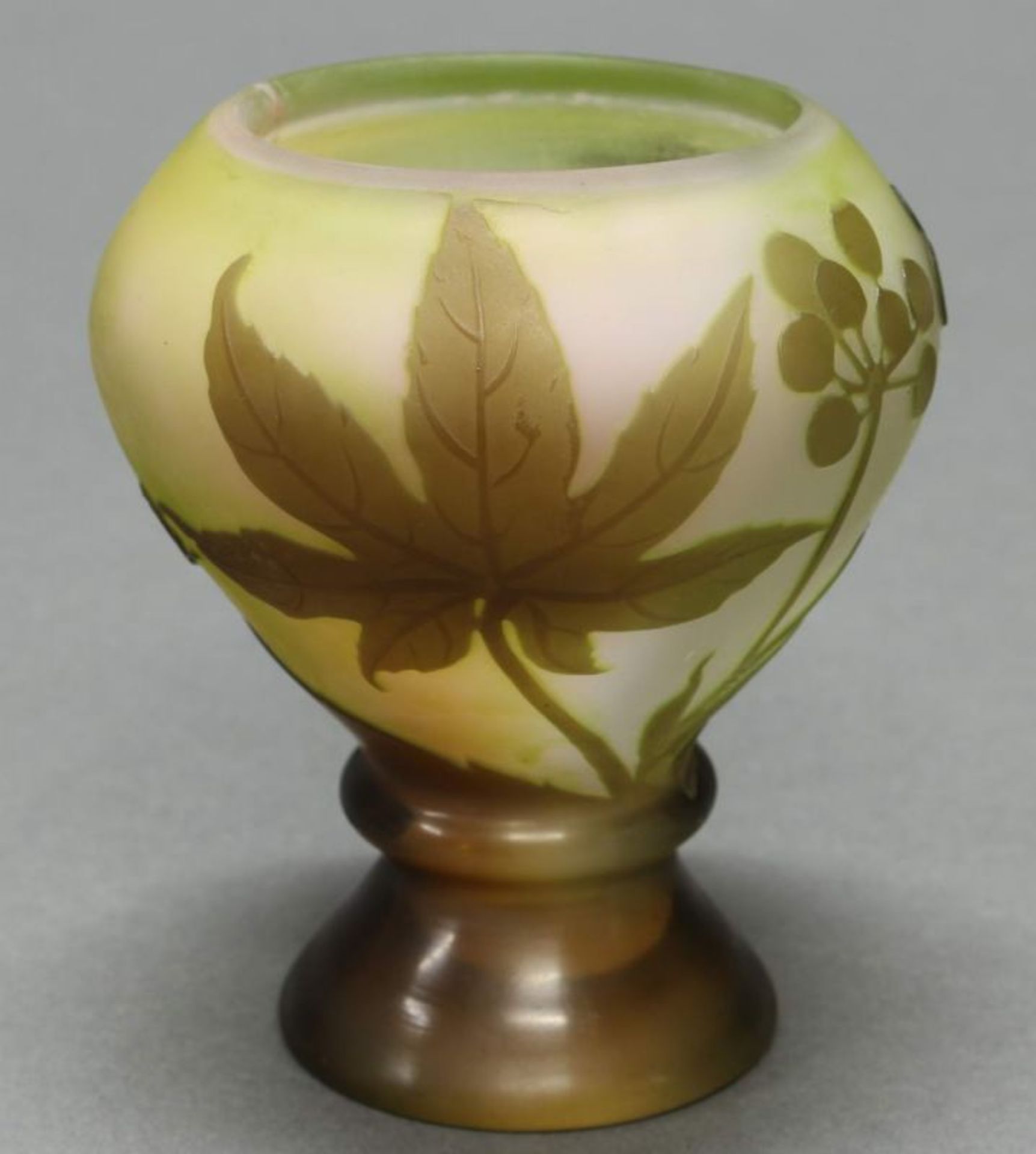 Kleiner Pokal, Emile Gallé, 1902-1903, Glas, brauner Überfangdekor mit Beeren und Blättern,