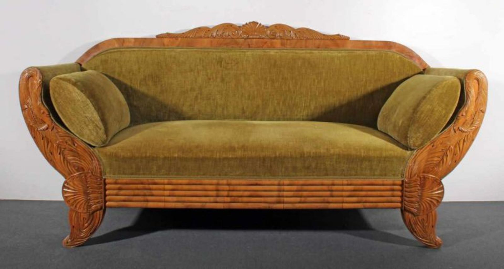 Sofa, Biedermeier, westdeutsch, um 1830/35, Nussholz, Rückenlehne mit bekrönendem Schnitzwerk,