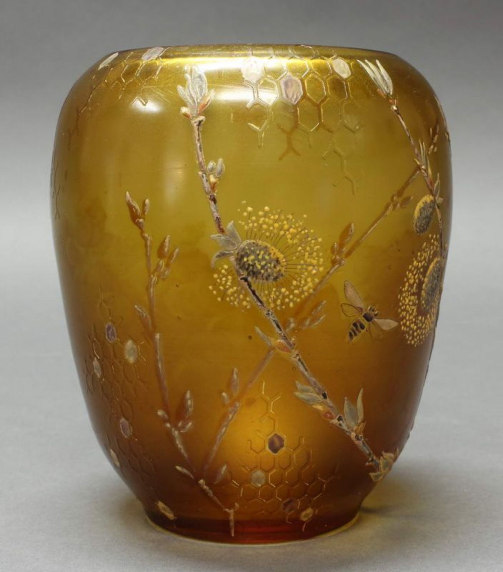 Vase, Emile Gallé, um 1898, honigfarbenes Glas, reliefiert mit Honigwaben, Bienen und - Image 3 of 4