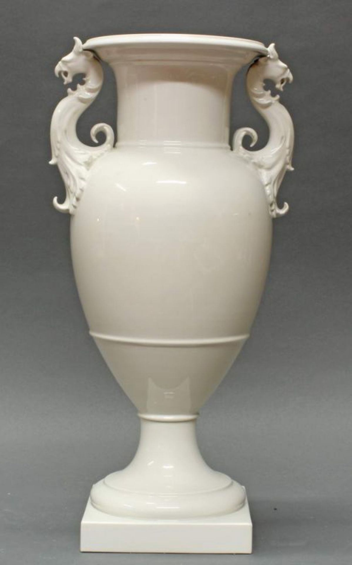 Vase, KPM Berlin, französische Form, mit Greifenhenkeln, Weißporzellan, 50.5 cm hoch 20.00 % buyer's