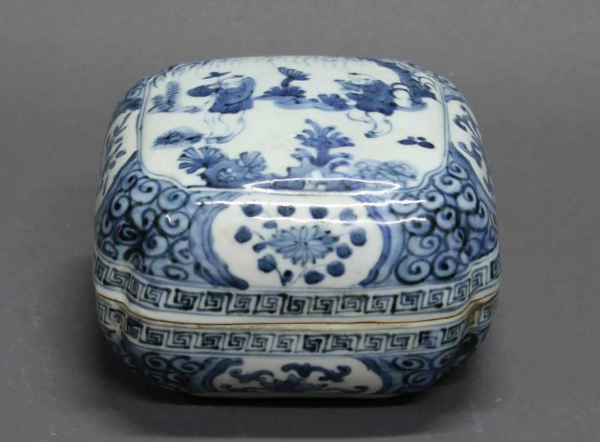Deckeldose, quadratisch, China, 20. Jh., Porzellan, blauer Figuren- und floraler Dekor, 8 x 14 x