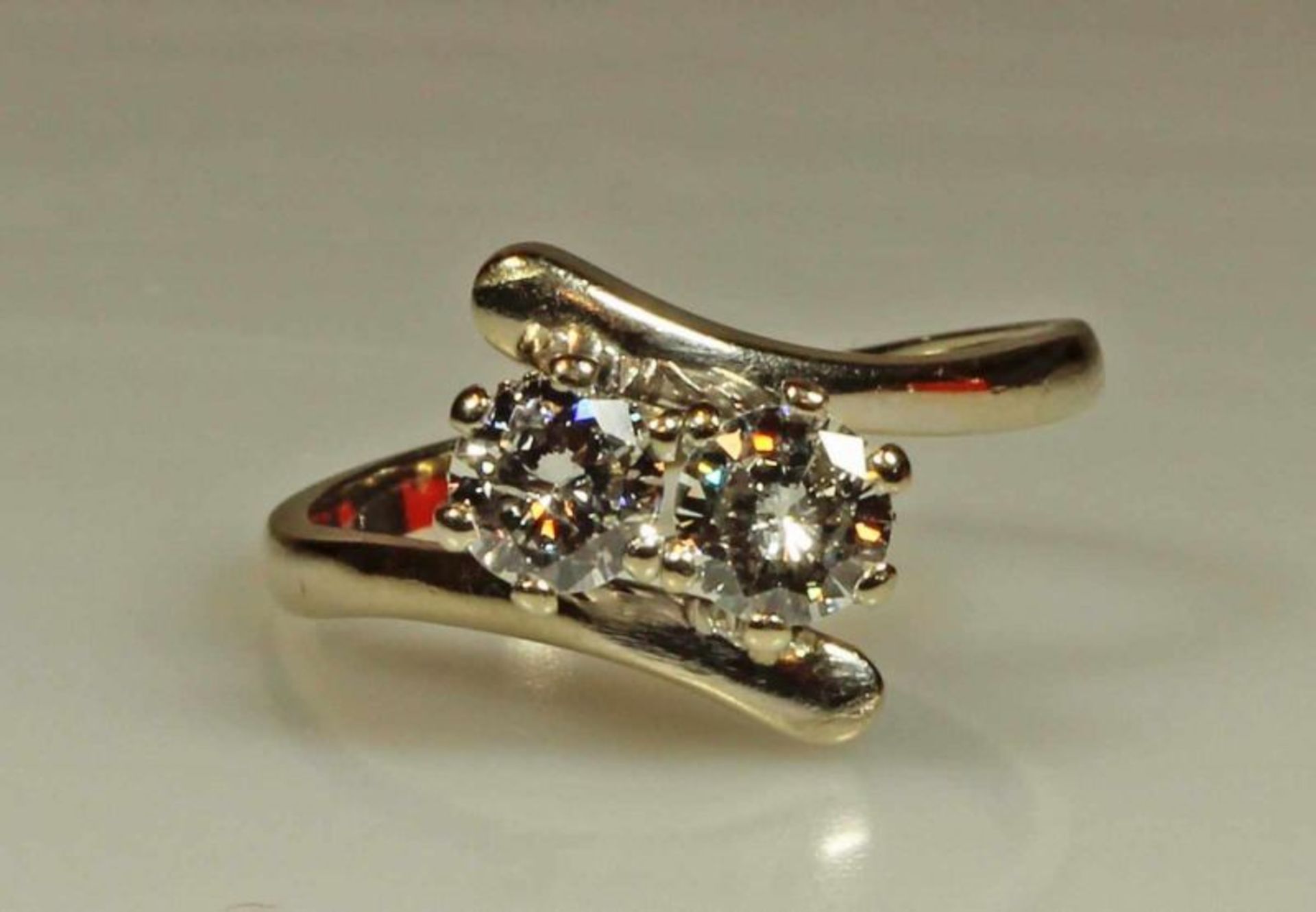 Ring, WG 750, 2 Brillanten zus. ca. 0.80 ct., etwa tcr/si2-p1, Goldgewicht ca. 4.15 g, RM 17.5 20.00