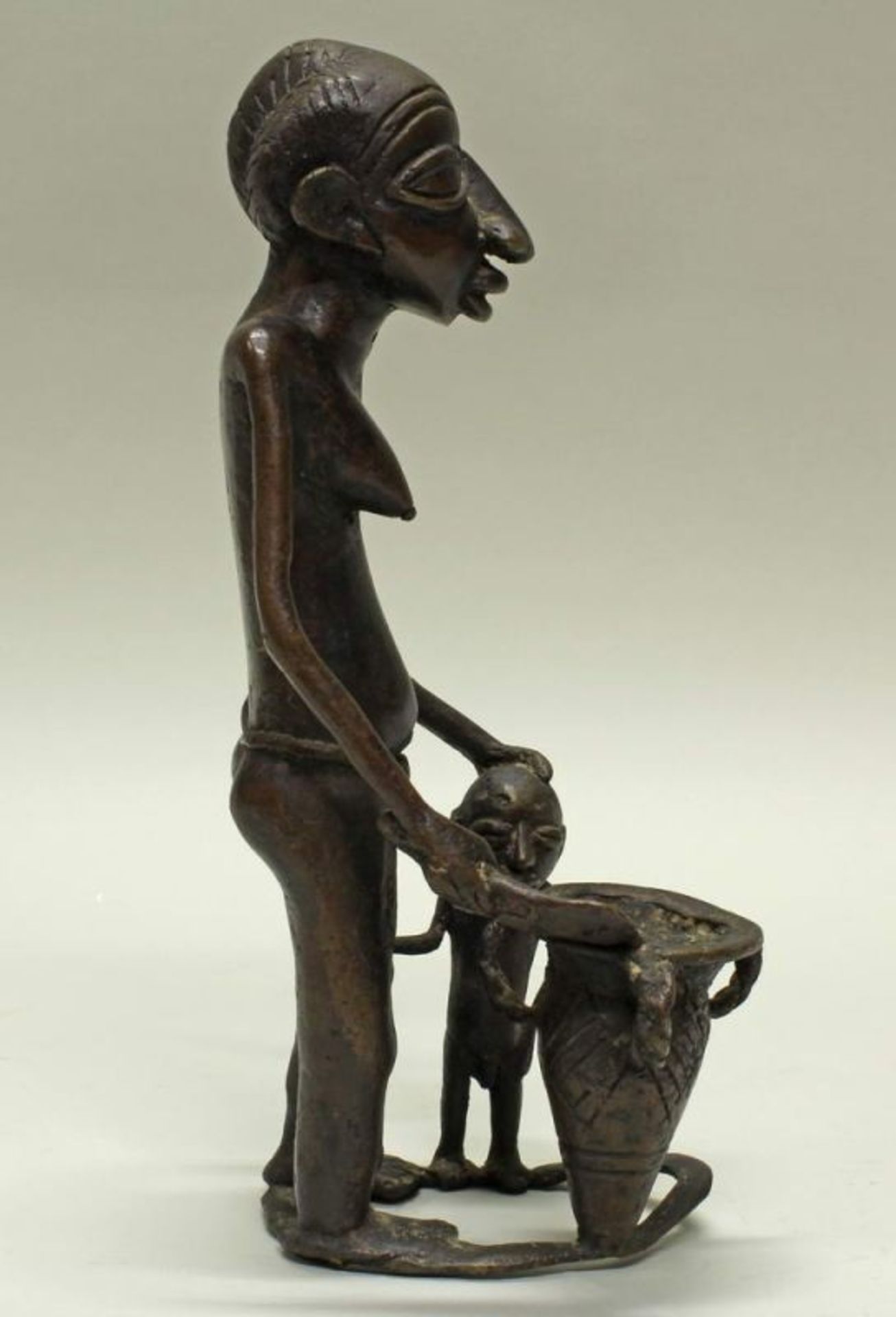 Figur, "Mutter-Kind mit Krug", Bronze, Nigeria, Afrika, 29 cm hoch. Provenienz: Rheinische - Image 2 of 4