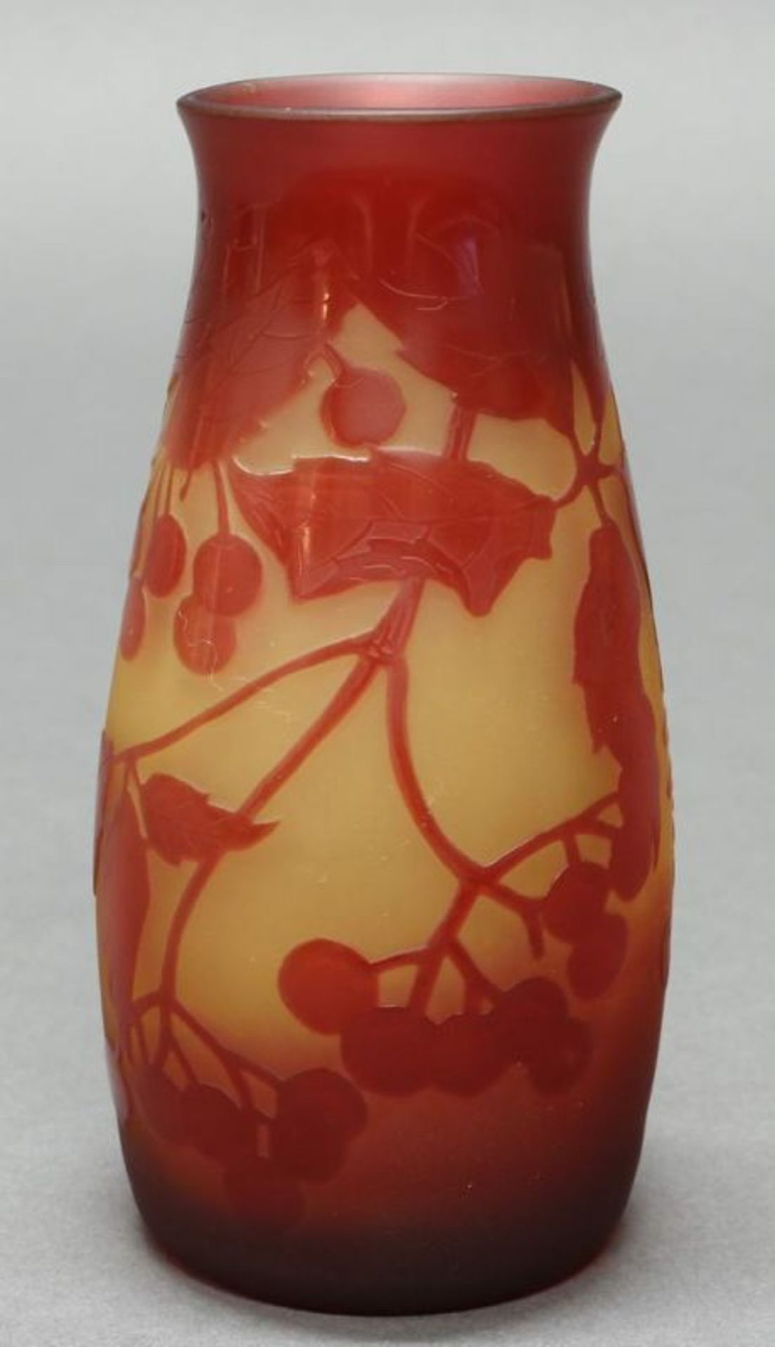 Vase, Paul Nicolas, Nancy, um 1920, Glas, roter Überfangdekor mit Beeren und Blättern auf mattem