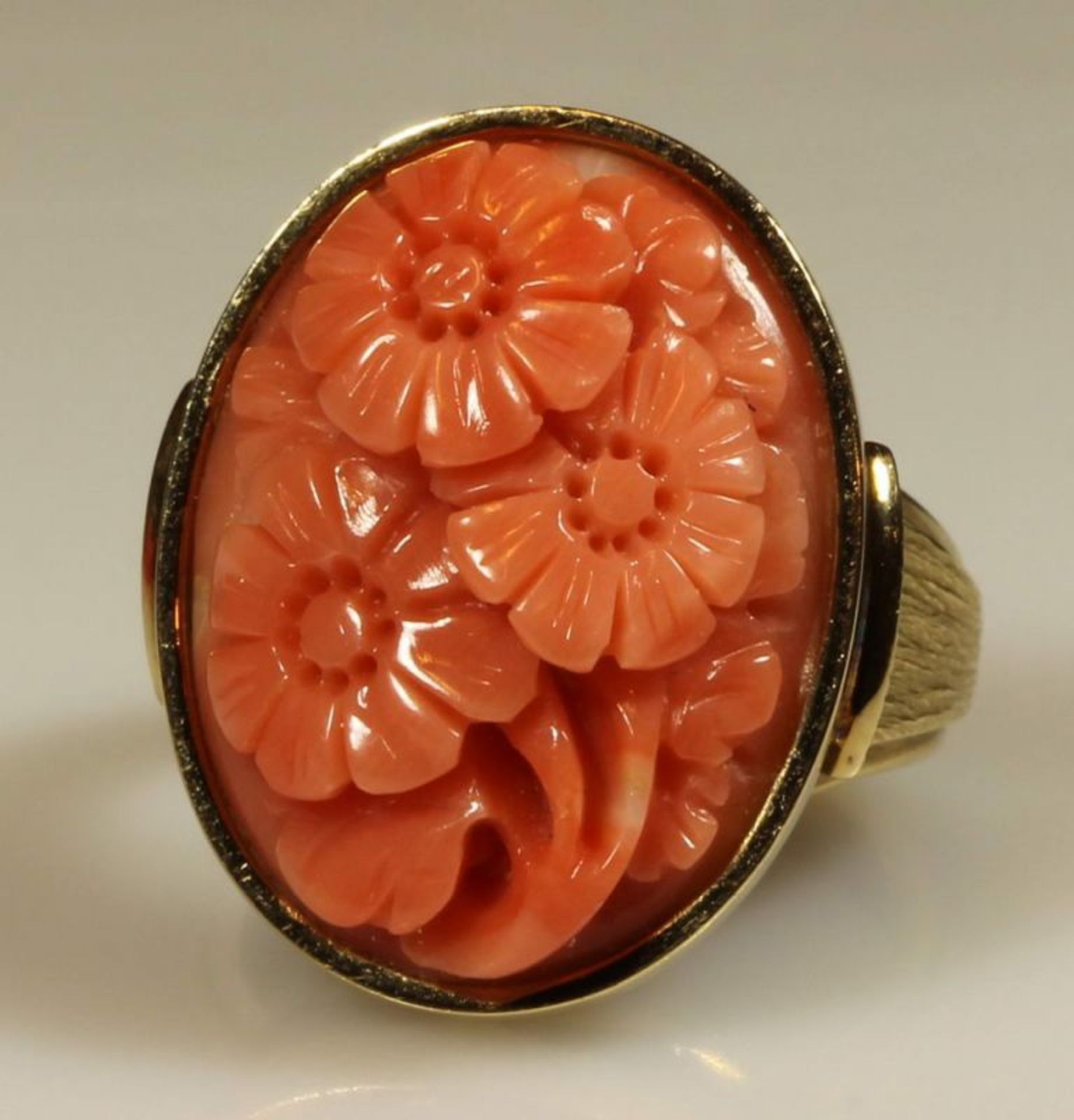Ring, GG 585, geschnitzter Korall-Cabochon, "Blüte", 11 g, RM 17.5 20.00 % buyer's premium on the
