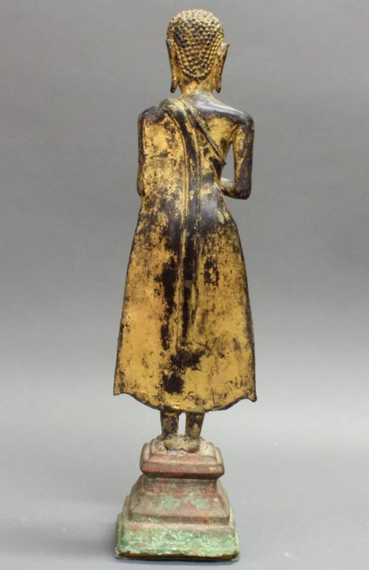 Skulptur, "Stehender Buddha", Thailand, 19. Jh., Bronze, vergoldet, 50 cm hoch, Fußknöchel mit - Image 2 of 2