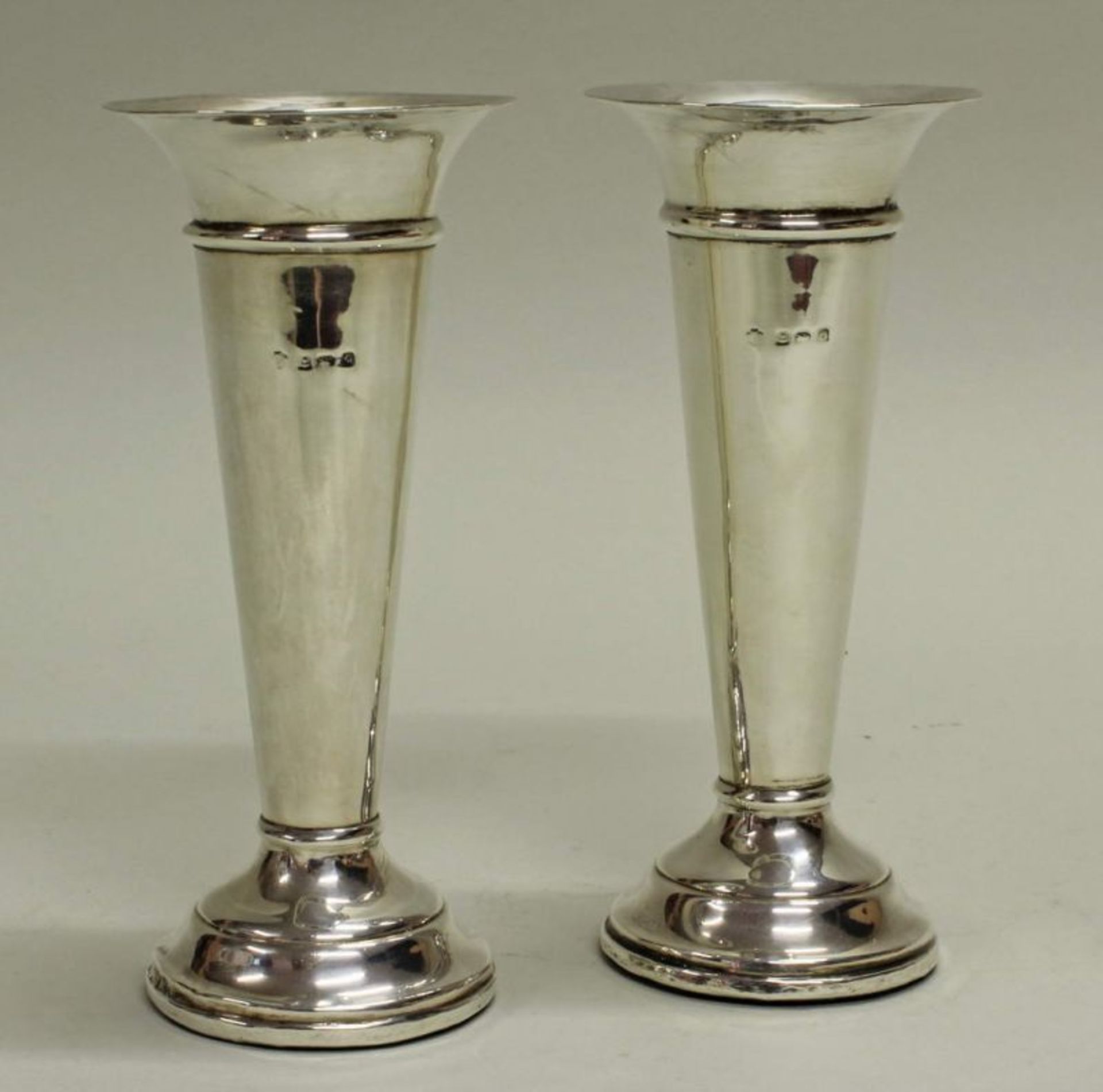 Paar Vasen, Silber 925, Birmingham, 1913, William Hutton & Sons, Trompetenform, Fuß gefüllt, 15.5 cm