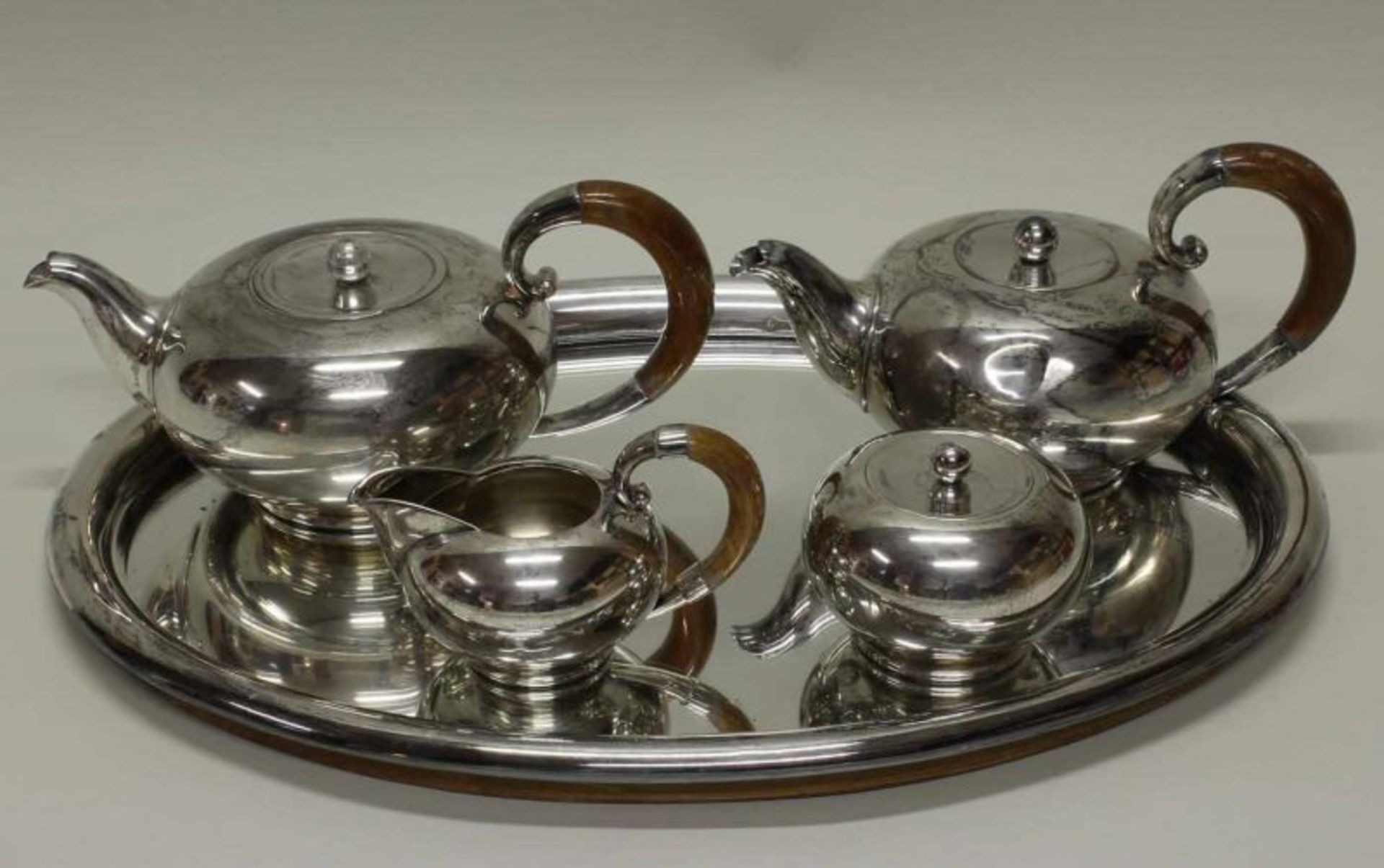 Teeservice, Silber 800, Italien, Firmenmarke REC, Art-Deco-Form, Holzhenkel: 2 Teekannen,