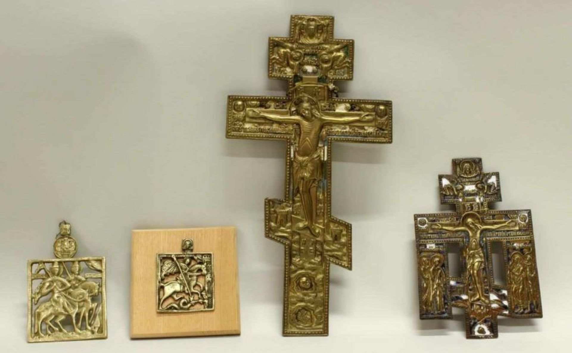 4 verschiedene Gelbgüsse, Russland, 19./20. Jh.: Kreuz, 37 x 19 cm; Hauskreuz, 21.5 x 14 cm; "Hl.