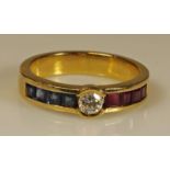 Ring, GG 750, 1 Brillant ca. 0.10 ct., je 4 quadratisch facettierte Rubine und Saphire, 6 g, RM 17.5