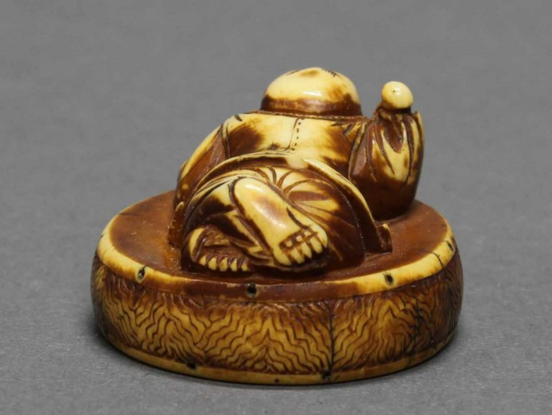 Netsuke, "Junge auf einer Trommel liegend", Japan, 20. Jh., Elfenbein, geschnitzt, 2.2 cm hoch 20.00 - Image 3 of 5