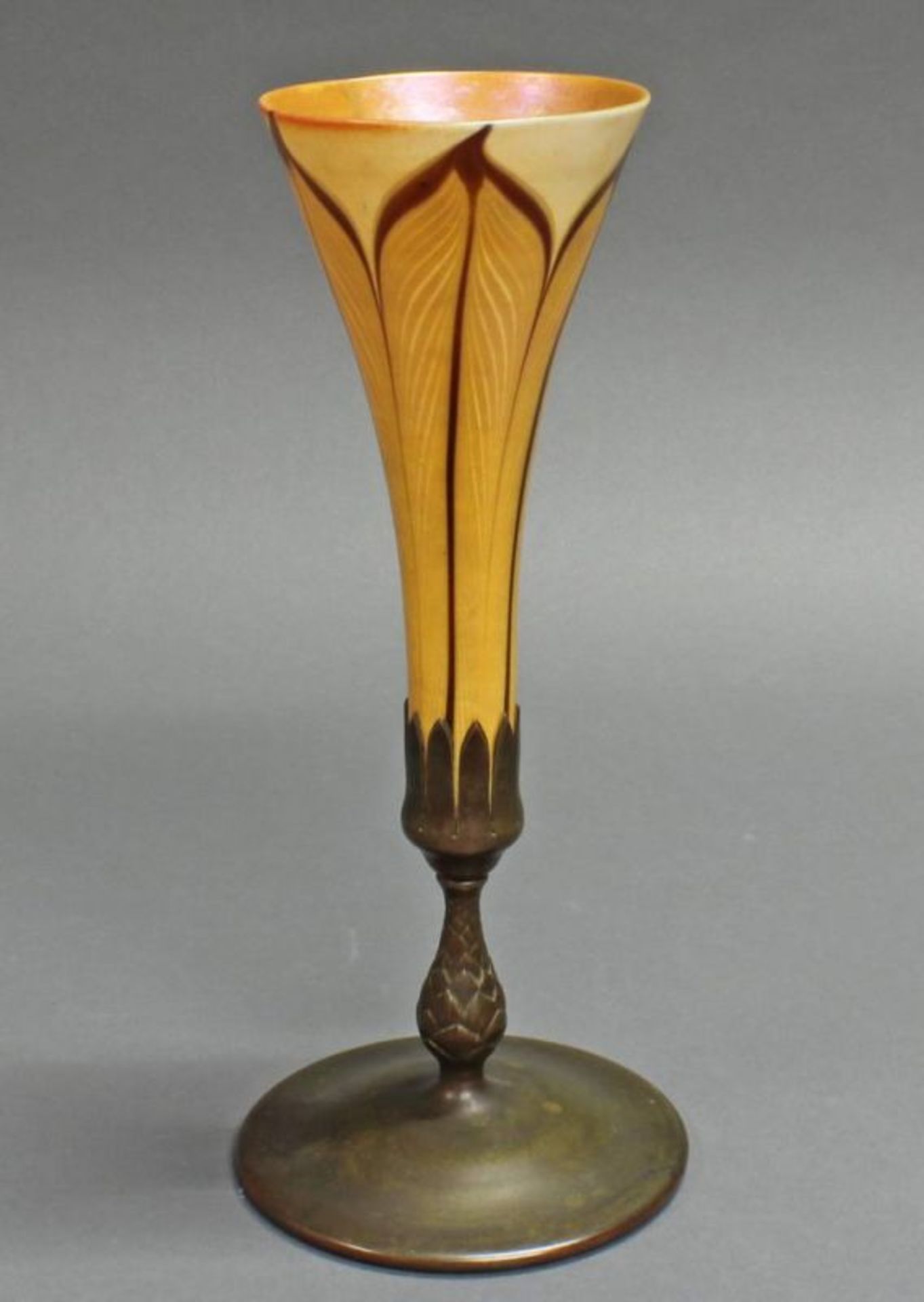 Vase mit Bronzefuß, Tiffany, trompetenförmiger Glaskelch mit gekämmtem Federdekor in goldenen und