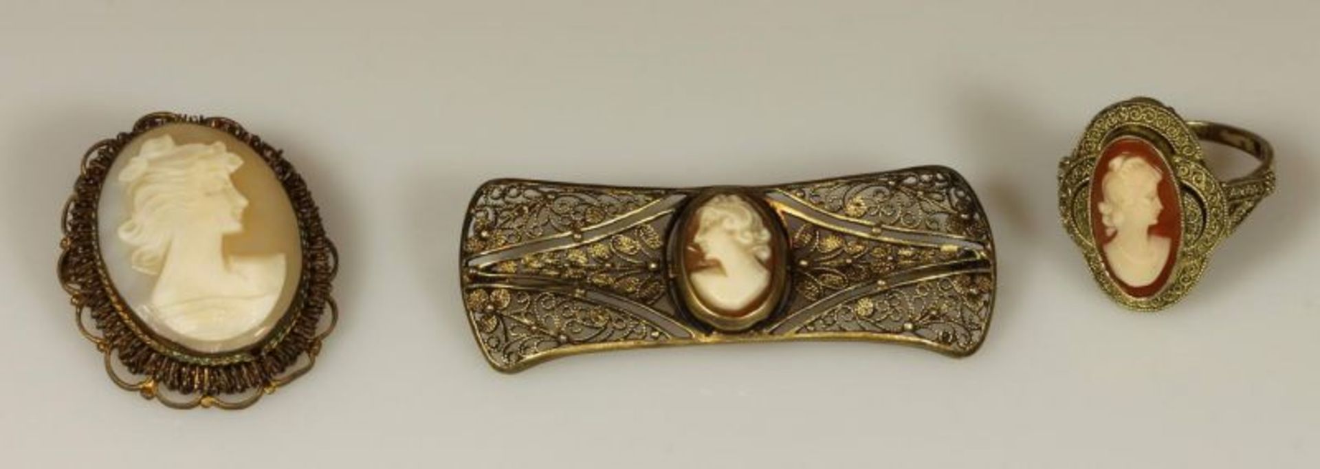 Kameeschmuck, um 1900: Brosche, Silber 835, vergoldet; Ring, gepunzt Fahrner, Silber 925, vergoldet;
