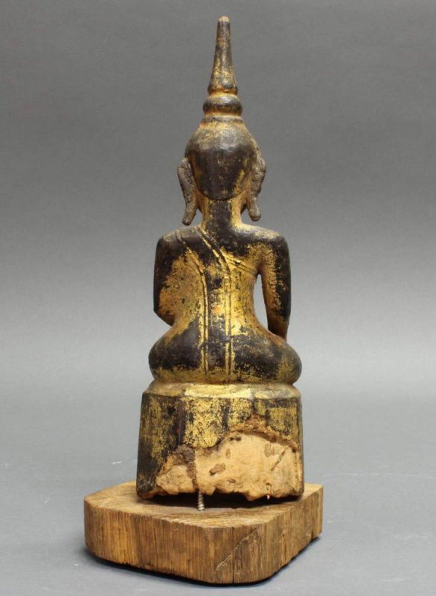 Skulptur, "Sitzender Buddha", Burma, 19./20. Jh., Holz, geschnitzt, vergoldet, auf Holzsockel, 28. - Image 2 of 2