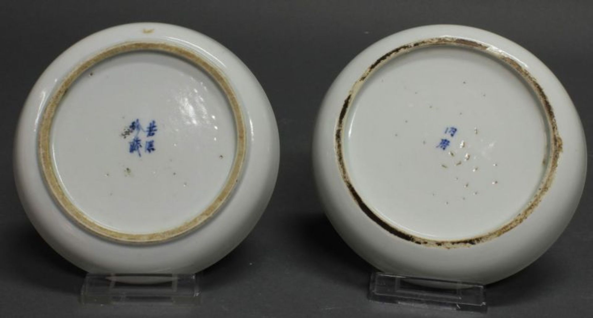 2 Teller, China, 19. Jh., Porzellan, Blau-Weiß-Dekor, Angler unter Kiefern, Gedichtaufschrift, - Image 2 of 2