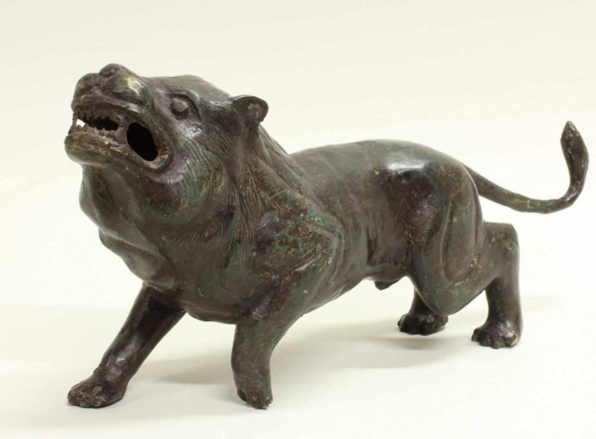 Skulptur, "Löwe", Indien, 20. Jh., Bronze, 18 cm hoch 20.00 % buyer's premium on the hammer price