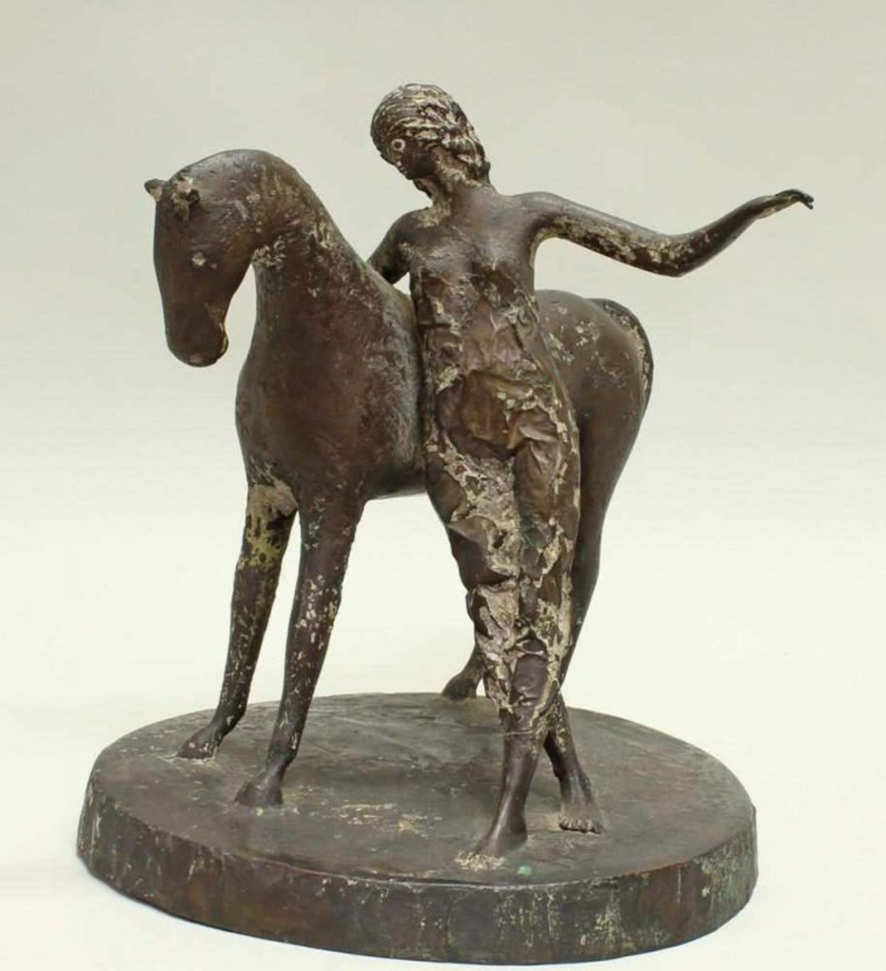 Bronze, "Mädchen mit Pferd", auf dem Sockel undeutlich bezeichnet WR oder NP (?) 75, 29 cm hoch 20.