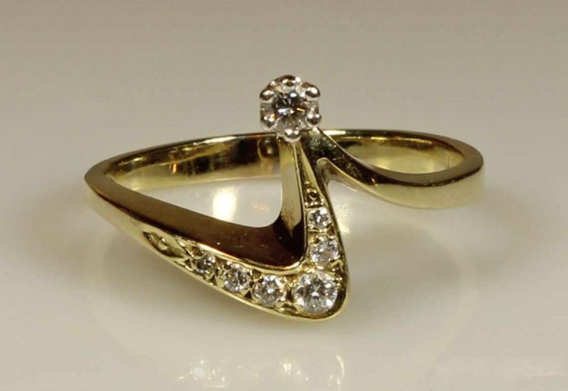 Ring, GG 585, Diamantbesatz, ca. 0.2 ct., 3 g, RM 18 20.00 % buyer's premium on the hammer price