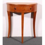 Konsoltisch, Biedermeier-Stil, 20. Jh., Kirschbaum, Demi Lune-Form, ein herausdrehbares Schubfach,