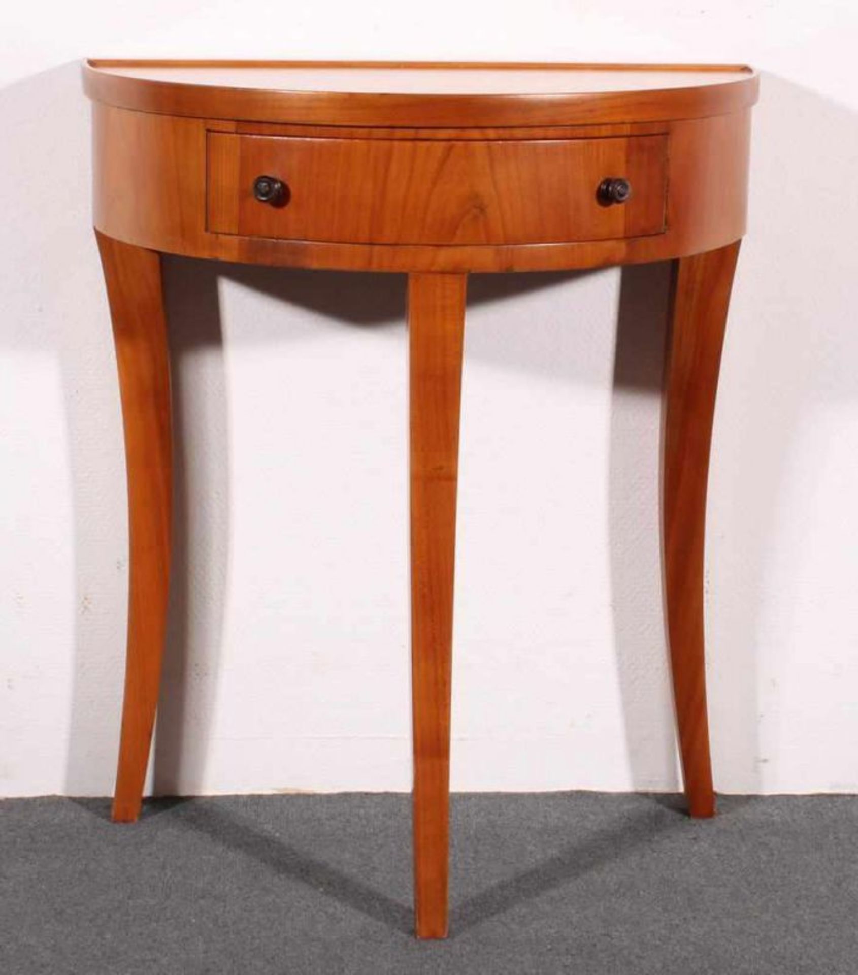 Konsoltisch, Biedermeier-Stil, 20. Jh., Kirschbaum, Demi Lune-Form, ein herausdrehbares Schubfach,