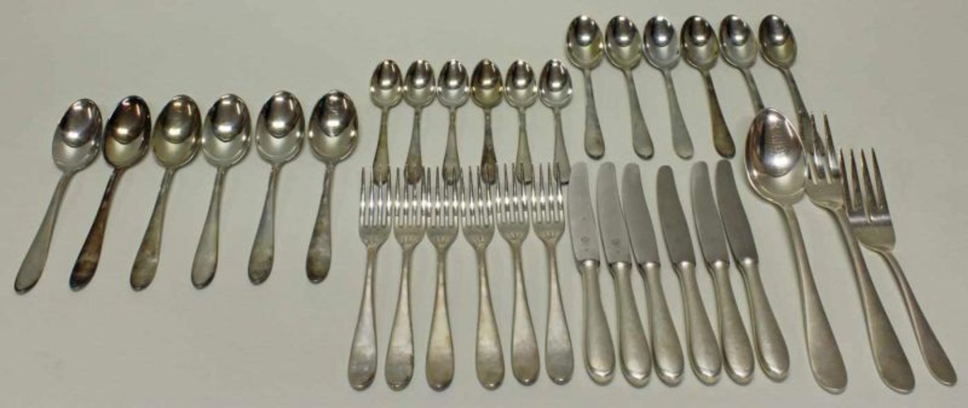 Besteck, Silber 800, Gbr. Reiner, glatt: 6 Gabeln, 6 Messer, 6 Esslöffel, 6 Dessertlöffel, 6